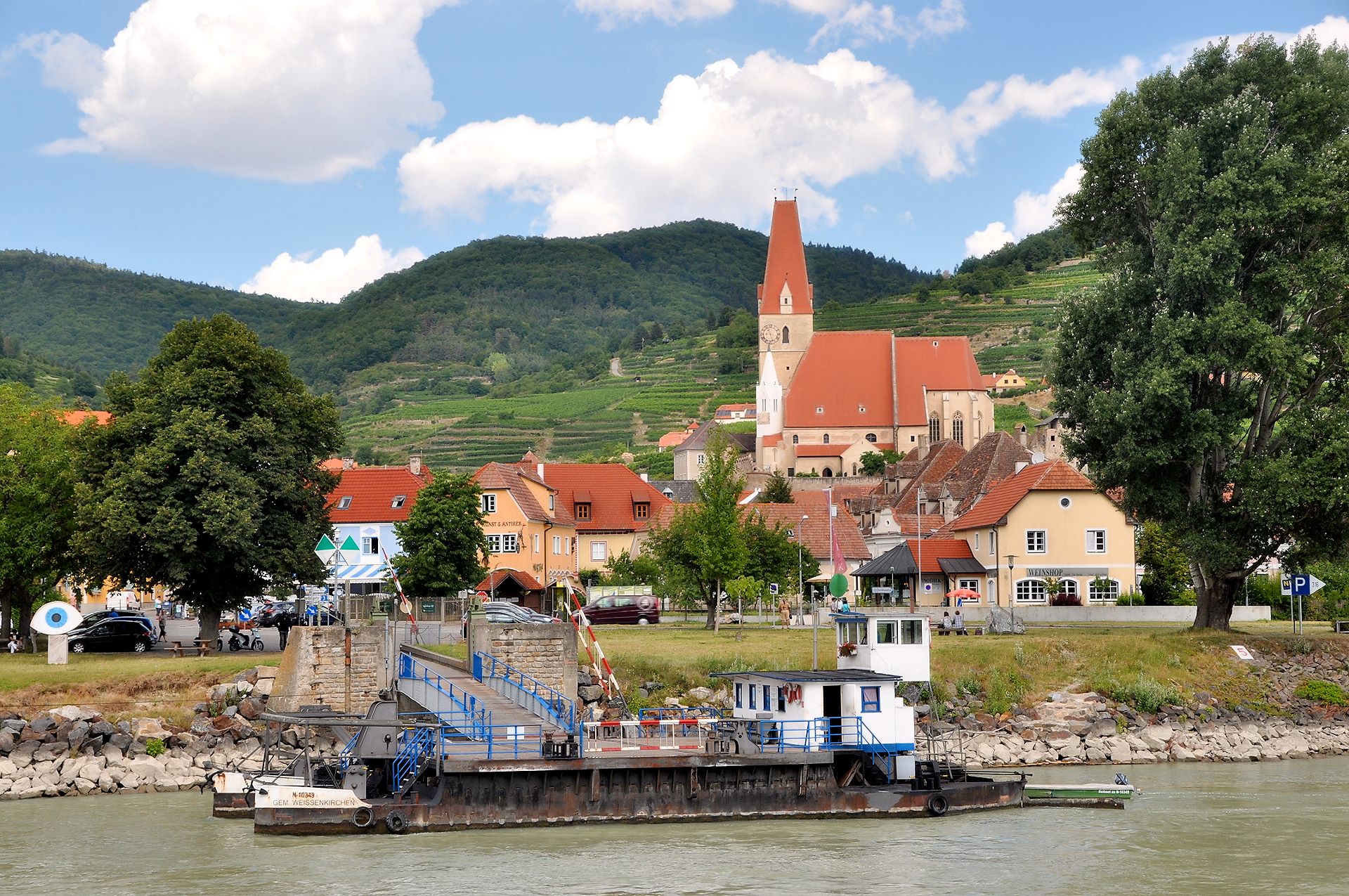 In Weißenkirchen kann die Donau auf einer Rollfähre überquert werden.