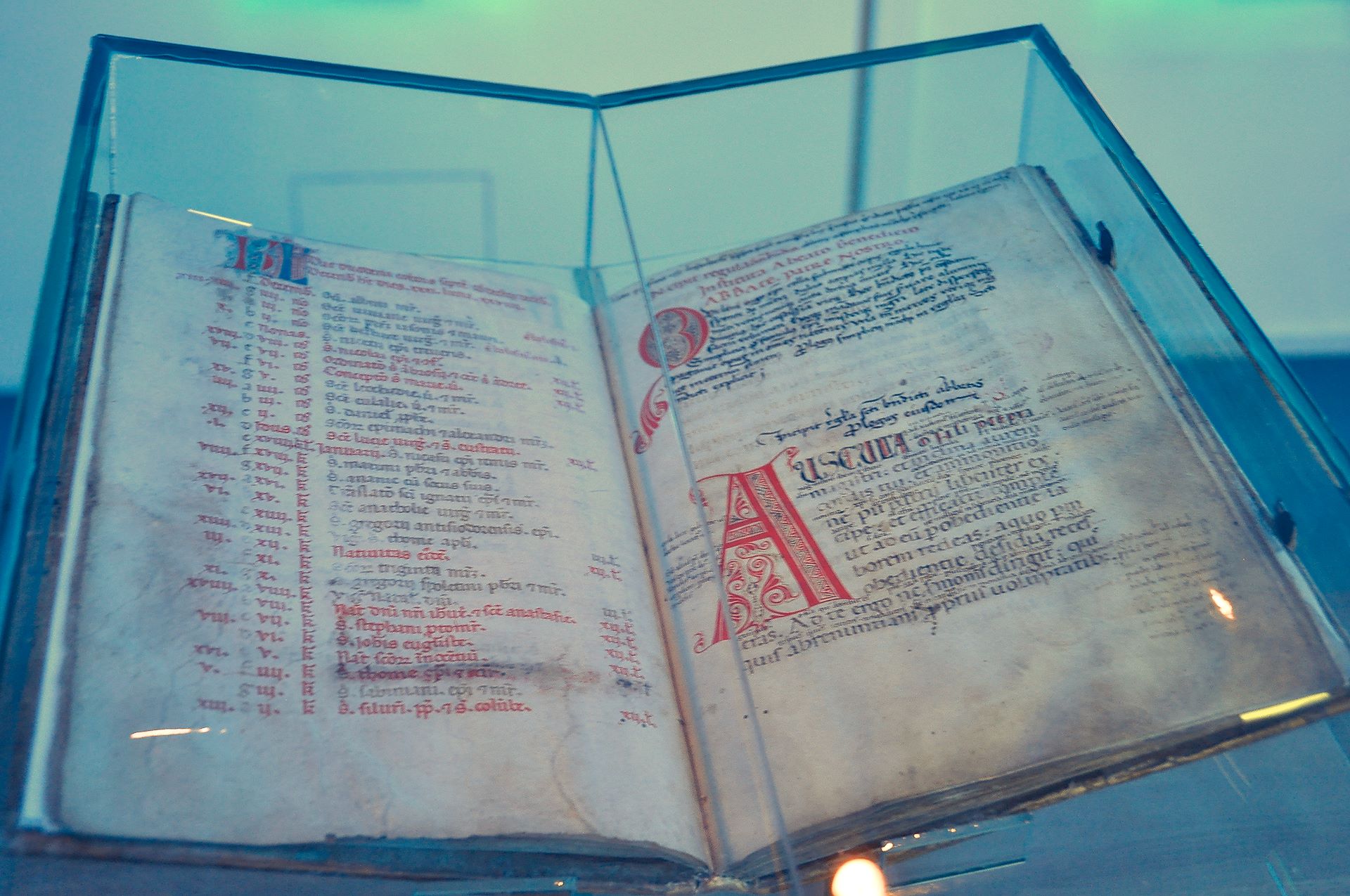 Stiftsmuseum, Regeln der Benediktinermönche in alter Handschrift