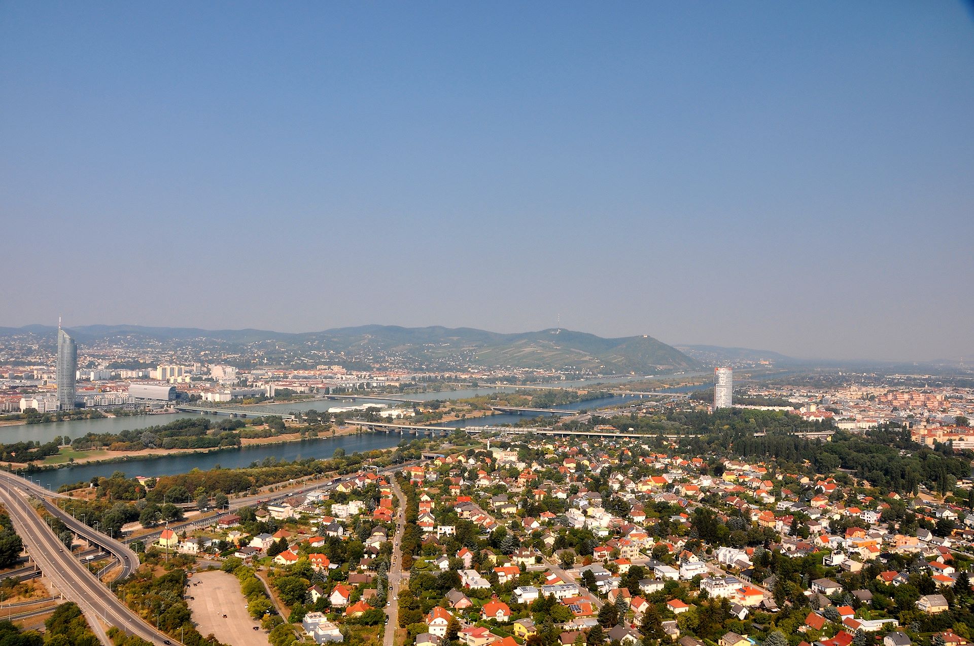 Die von Norden kommende Donau mit Kahlen- und Leopoldsberg