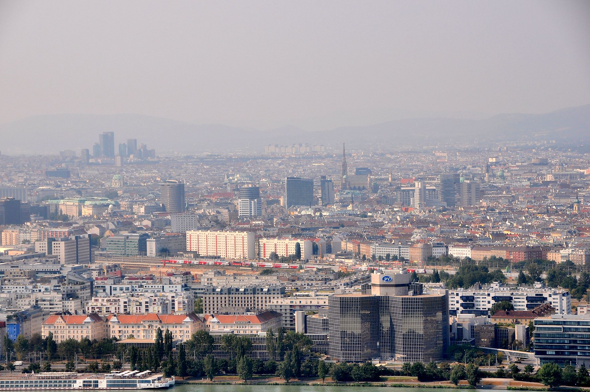 Das Stadtzentrum liegt ca. 4 km abseits der Donau (Stephansdom in der Bildmitte)