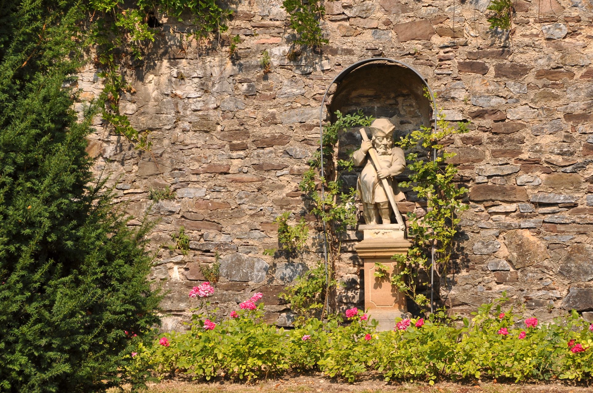 Garten von Schloss Lysice mit dem Säulenumgang