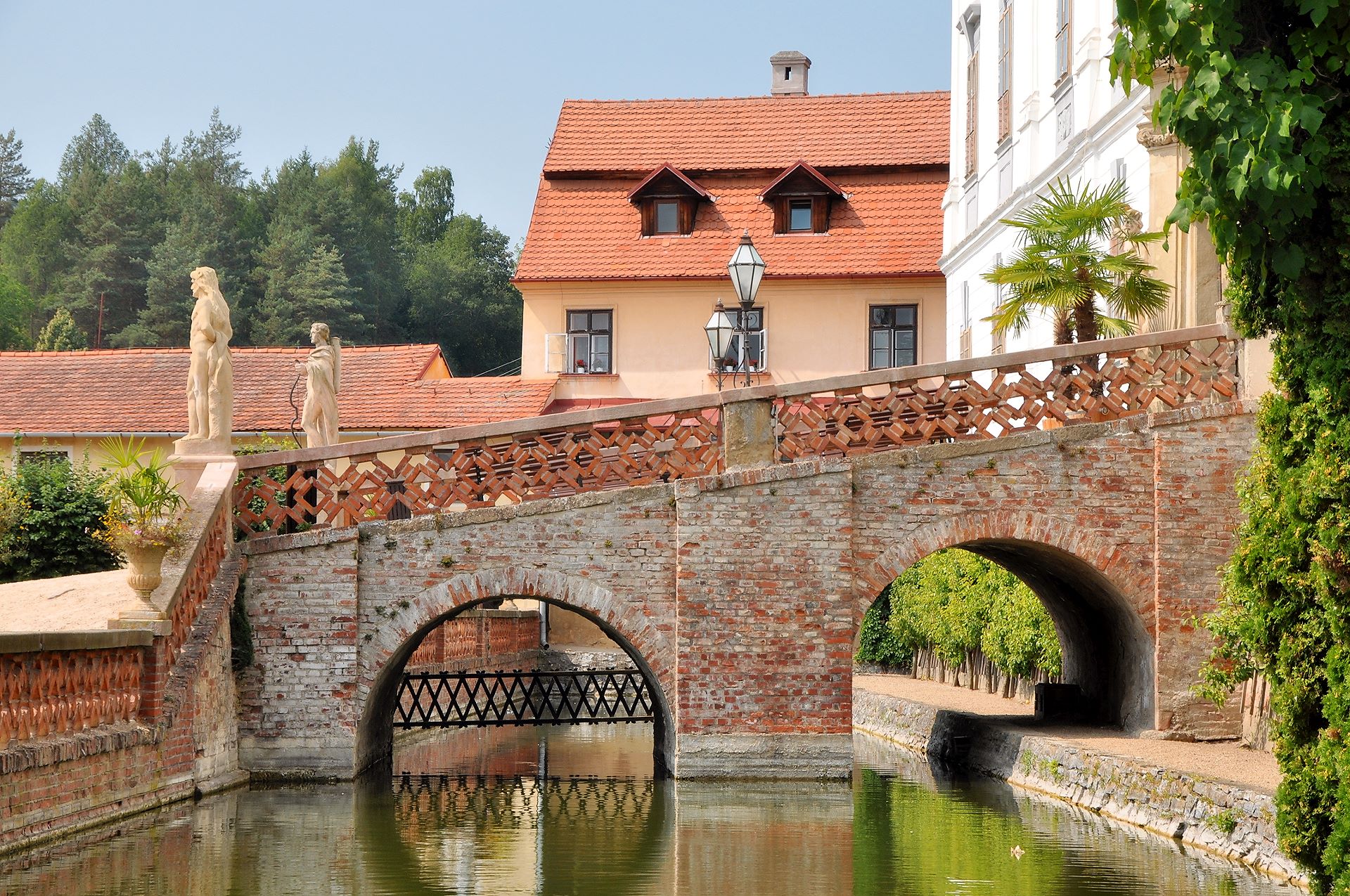 Die Brücke über den Wassergraben als Rest der mittelalterlichen Burg von Lysice