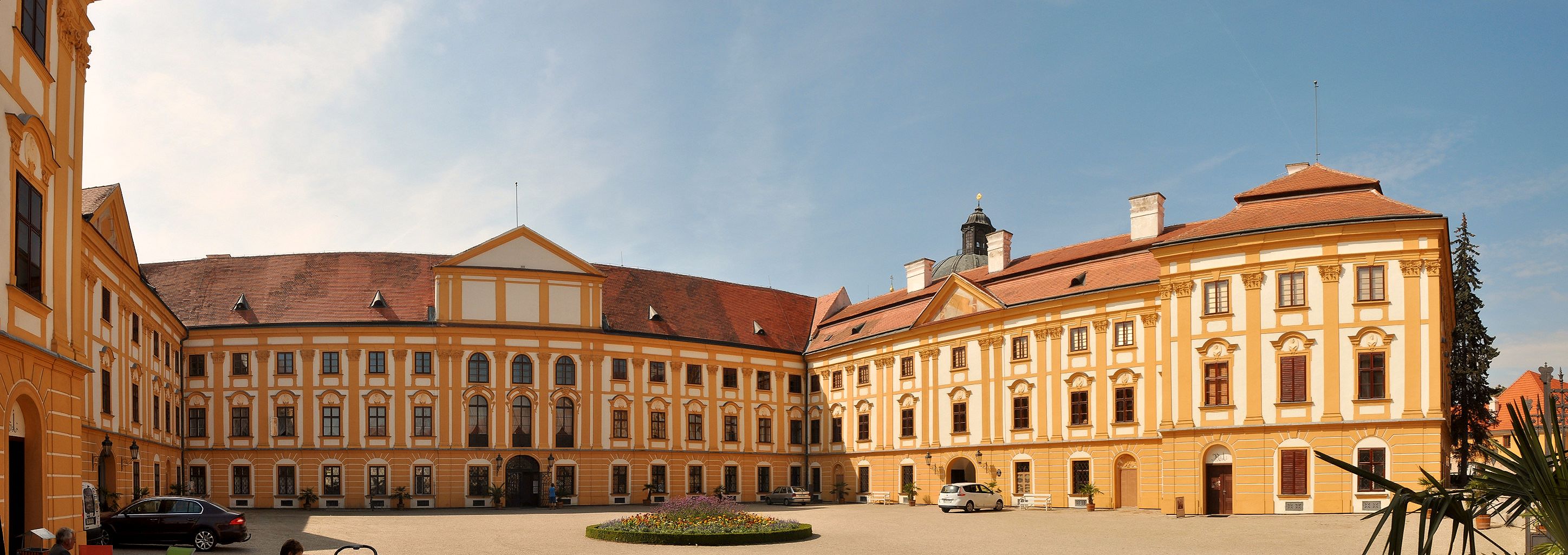 Schloss Jaroměřice nad Rokytnou, zum Stadtplatz gewandte Zugangsseite