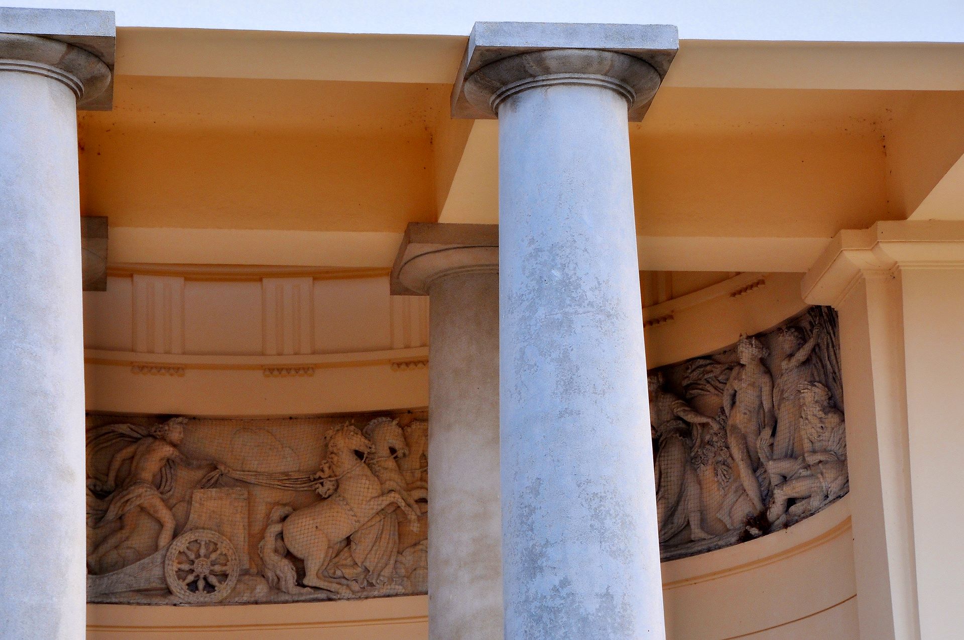 Relief des Apollo auf seinem Sonnewagen am Tempel