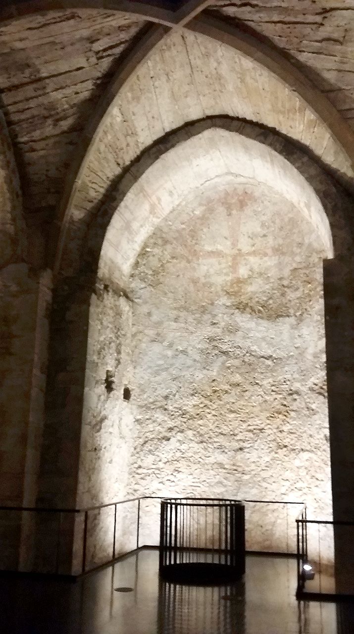 Die Apsis der Virgilkapelle mit einem Brunnenschacht