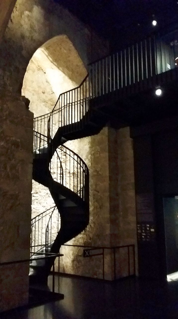Über Wendeltreppen gelangt man in den stimmungsvollen mittelalterlichen Raum 12 Meter unter Platzniveau