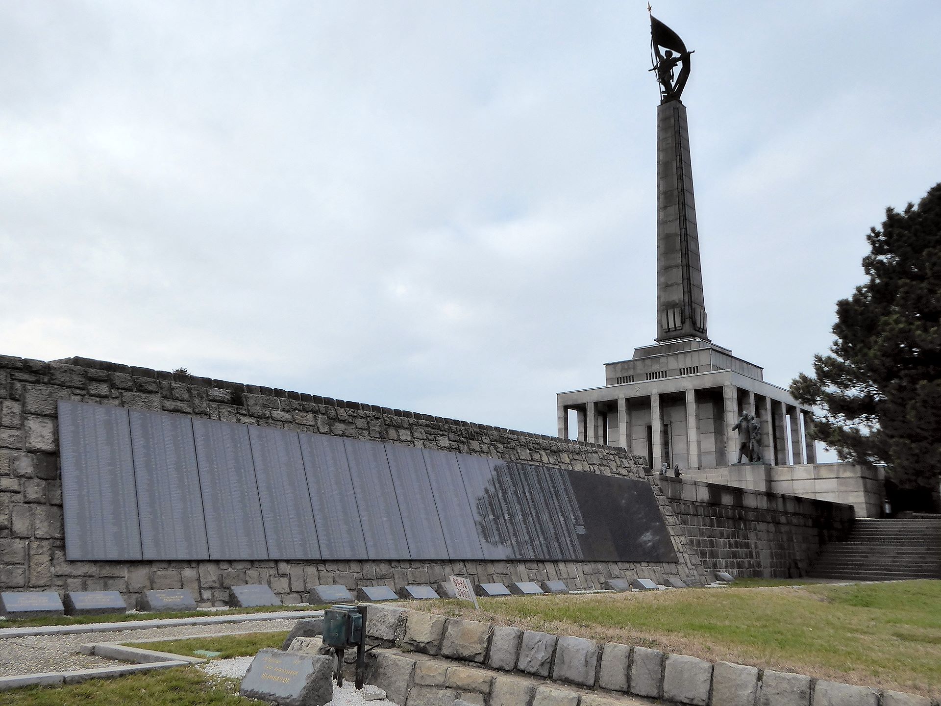 Kriegerdenkmal und Soldatenfriedhof am Slavín-Hügel