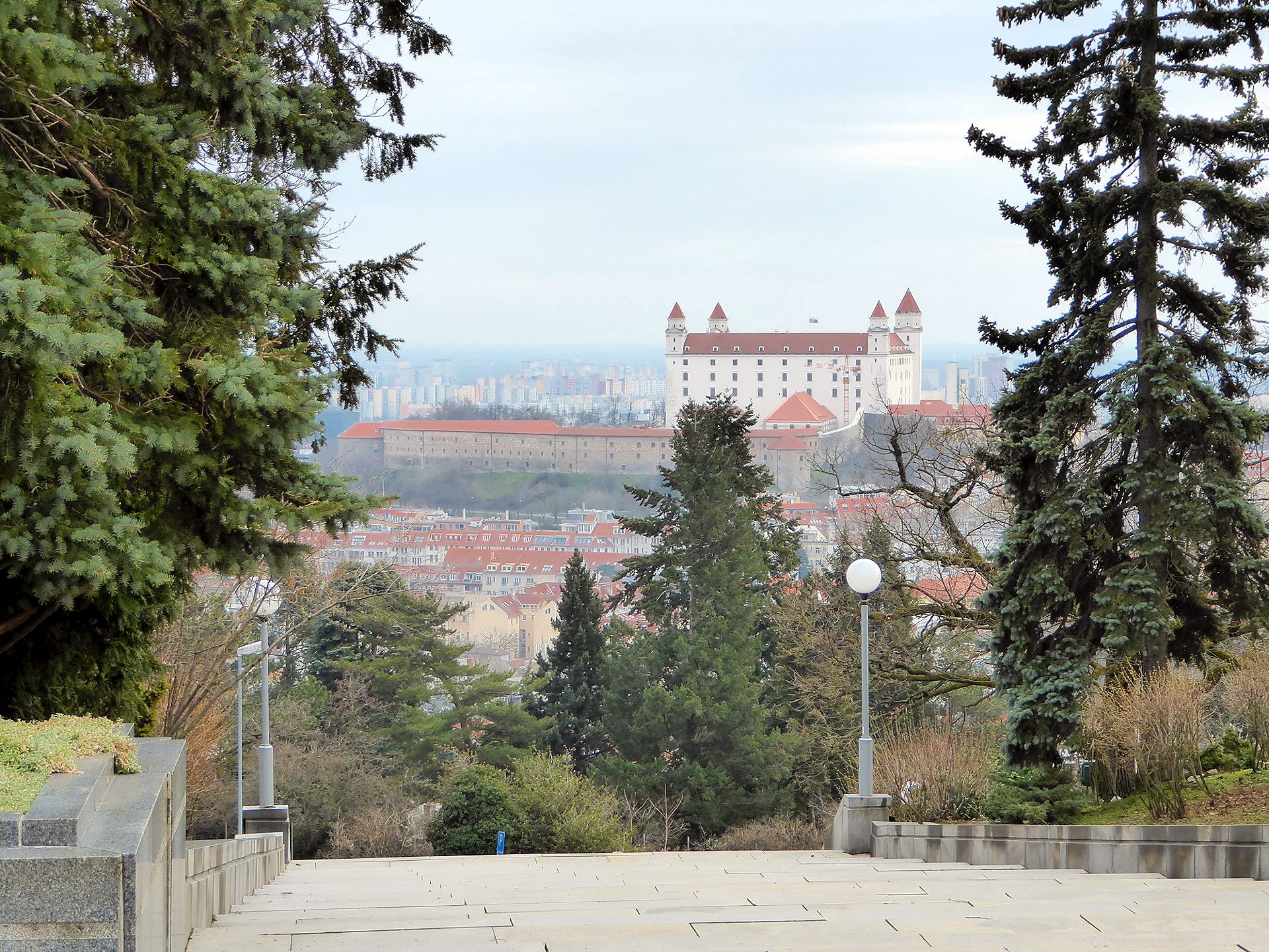 Blick auf die Bratislaver Burg vom Slavín-Hügel