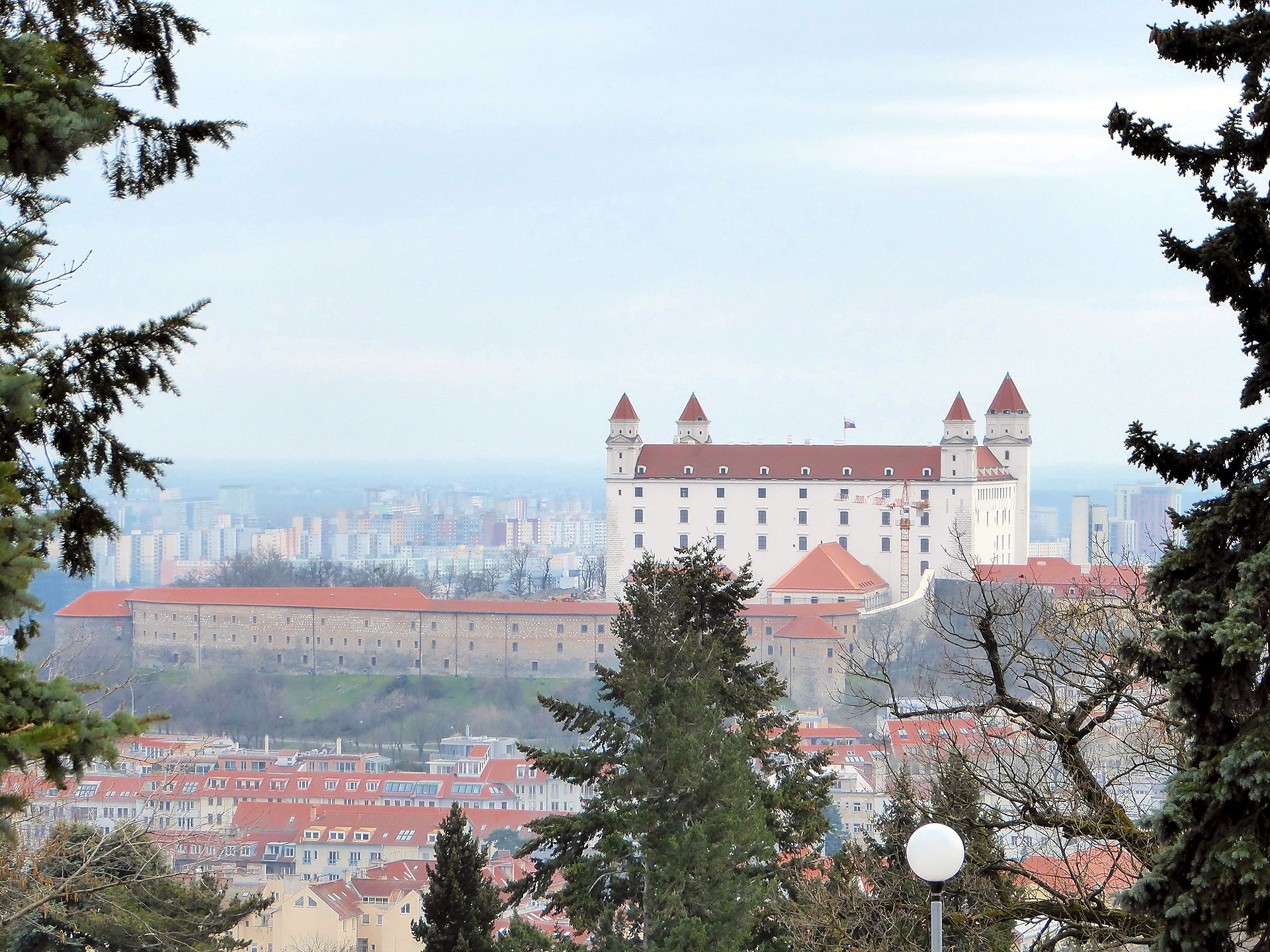 Blick auf die Bratislaver Burg vom Slavín-Hügel