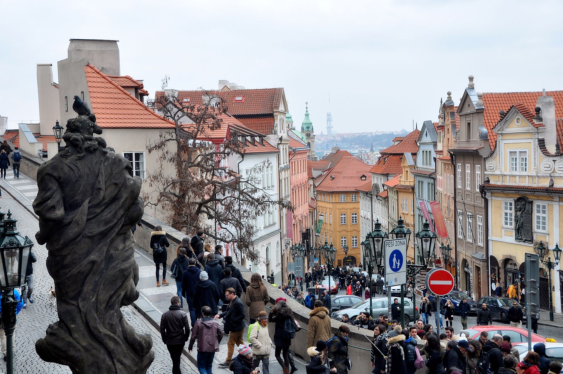 Viele Besucher strömen hoch zur Prager Burg, Nerudagasse