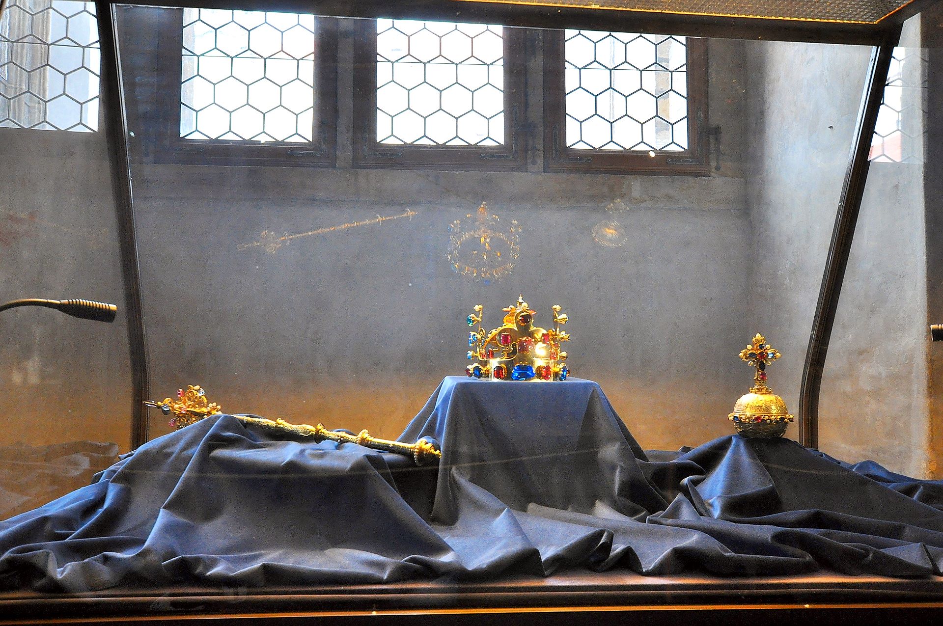 Kopie der Böhmischen Kronjuwelen, die Originale werden in einer Kammer im Veitsdom verwahrt