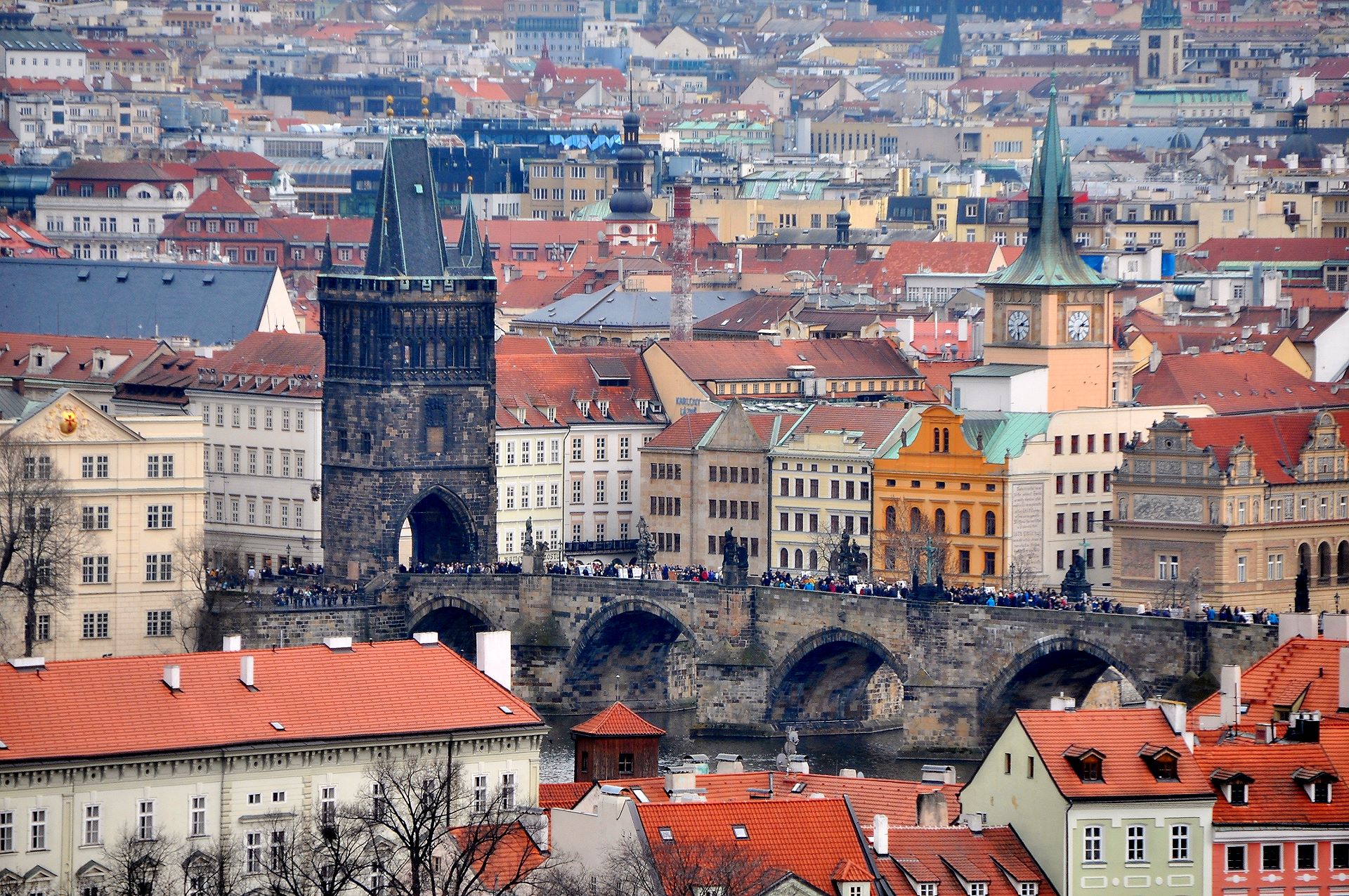 Blick von der Prager Burg zur Karlsbrücke mit dem Altstädter Brückenturm