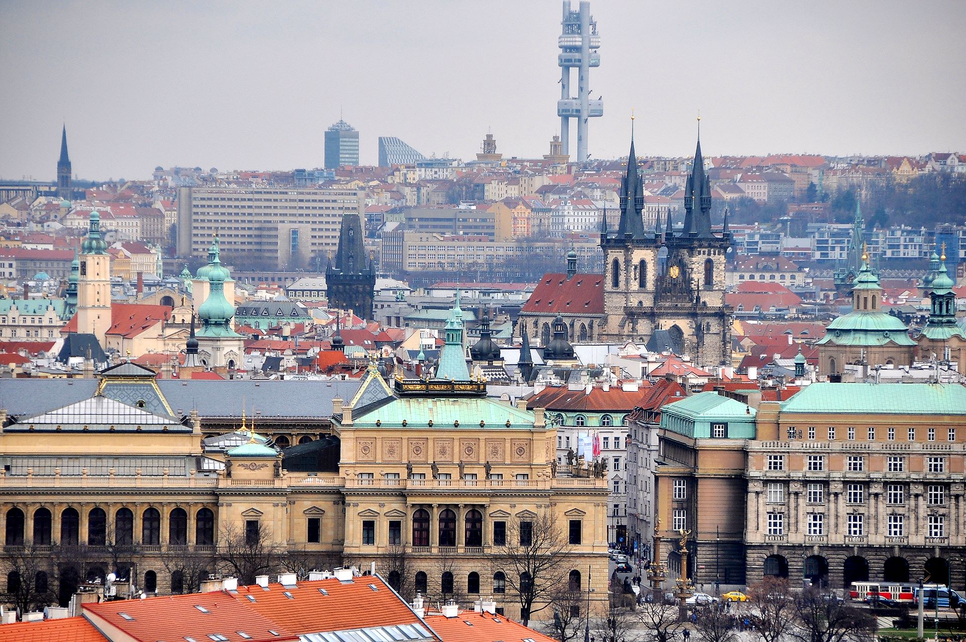 Blick von der Prager Burg über die Altstadt mit Teynkirche zum modernen Fernsehturm