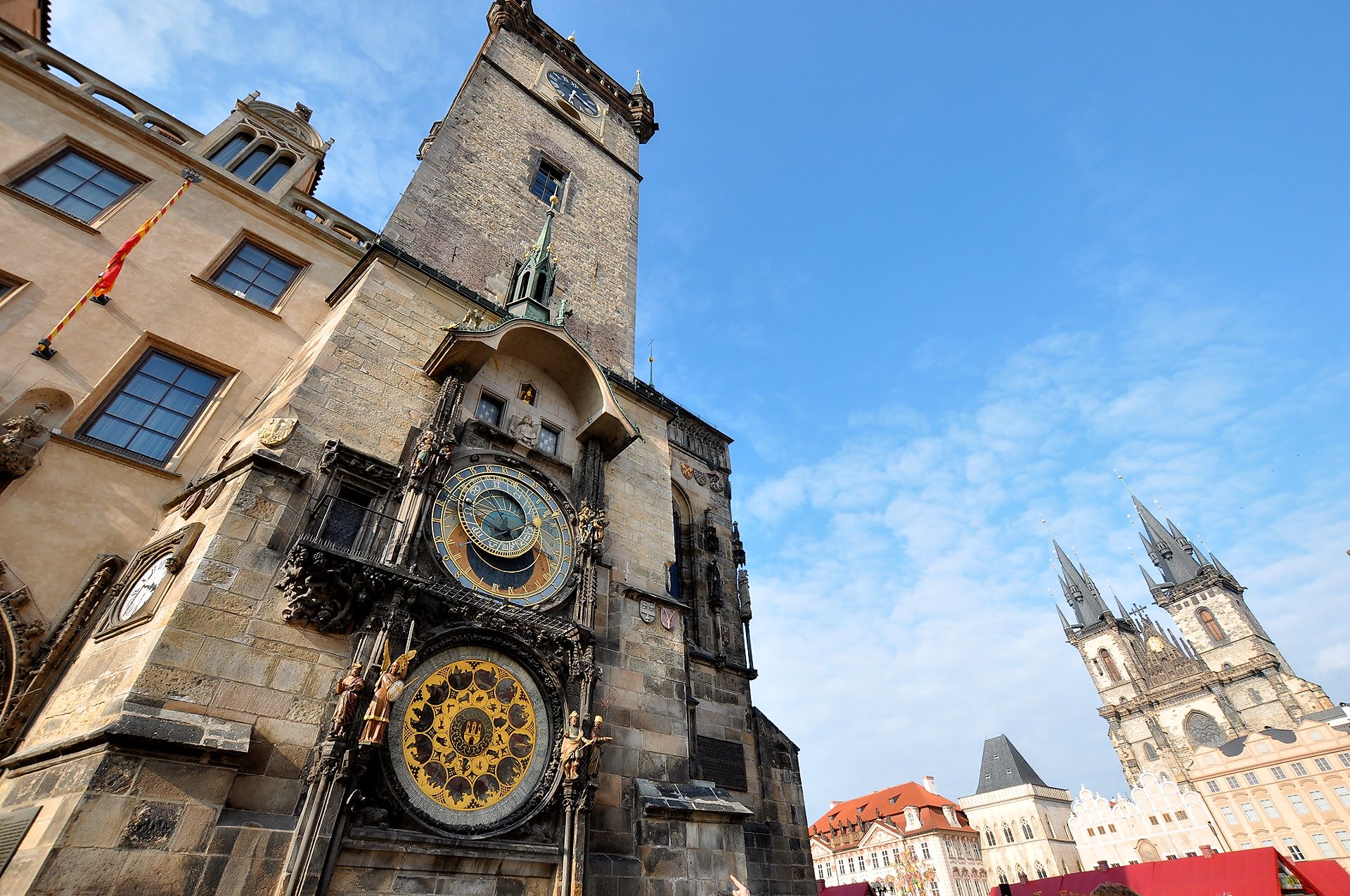 Astronomische Uhr am Altstädter Rathaus, hinten die Teynkirche