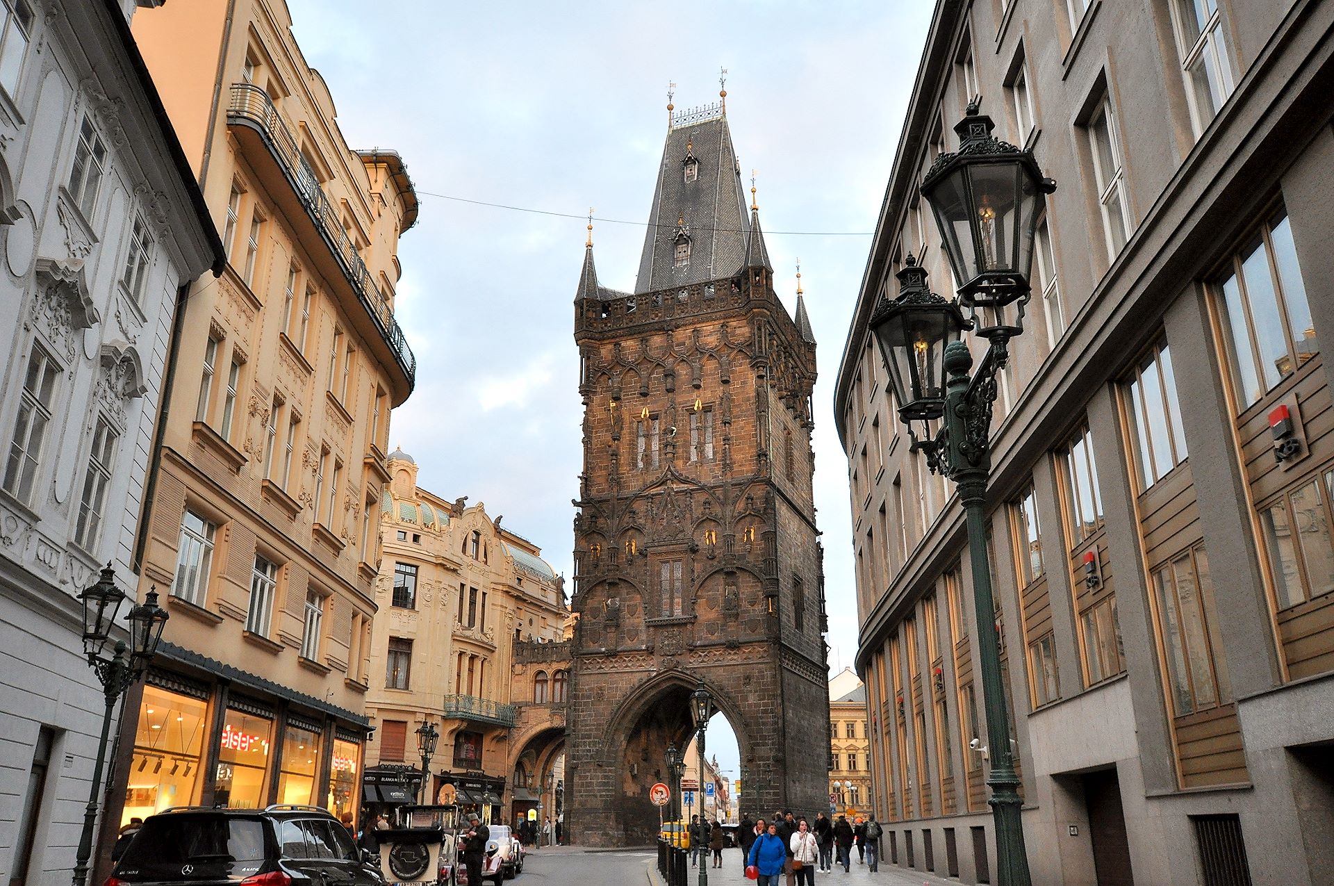 Der Prager Pulverturm von 1480 am Rande der Altstadt