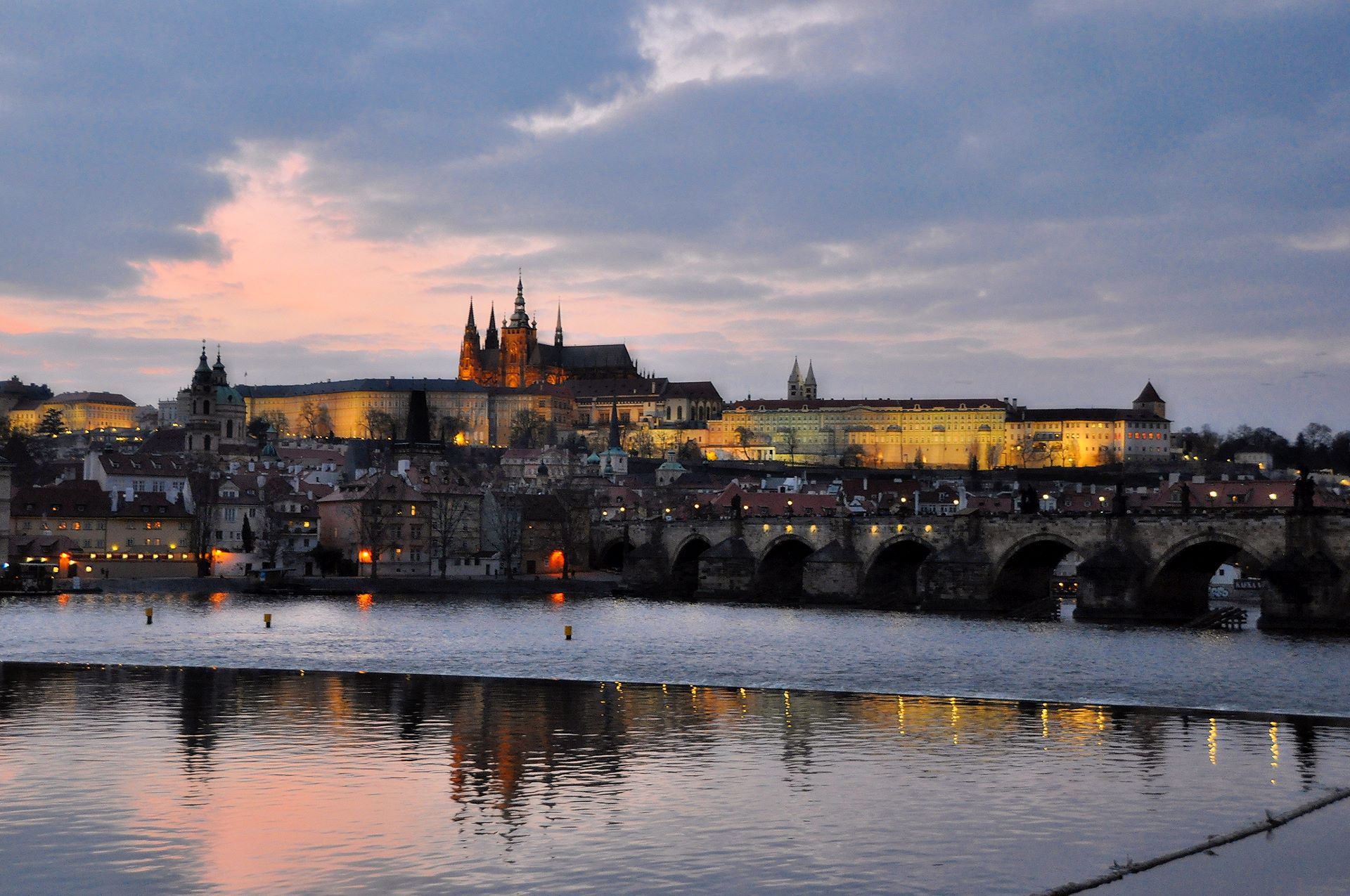 Der Abend bricht über der Prager Burg an