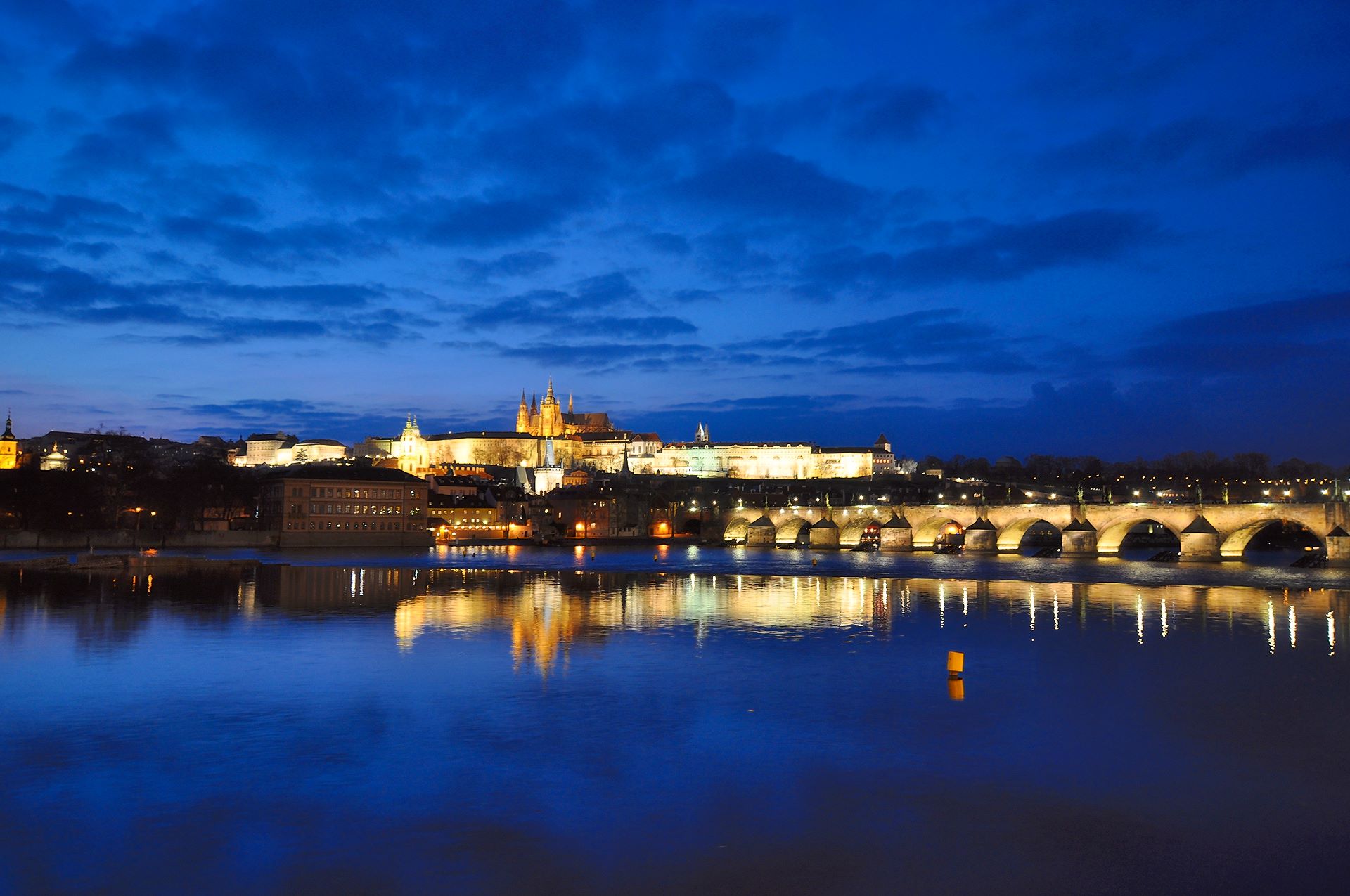 Moldau und Prager Burg zur Blauen Stunde
