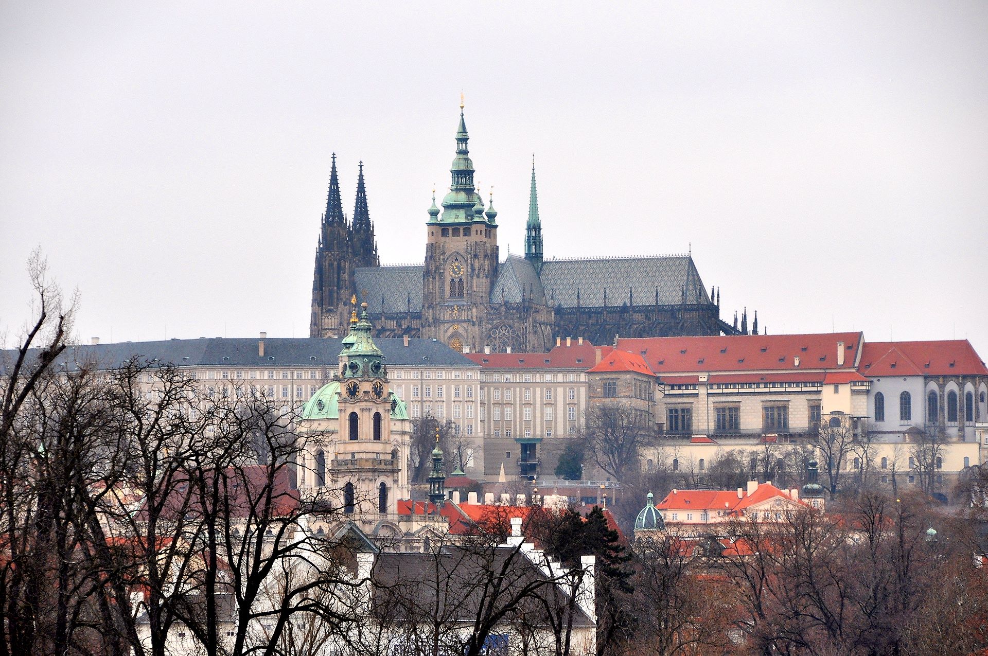 Der Veitsdom als markantes Bauwerk inmitten der Prager Burg