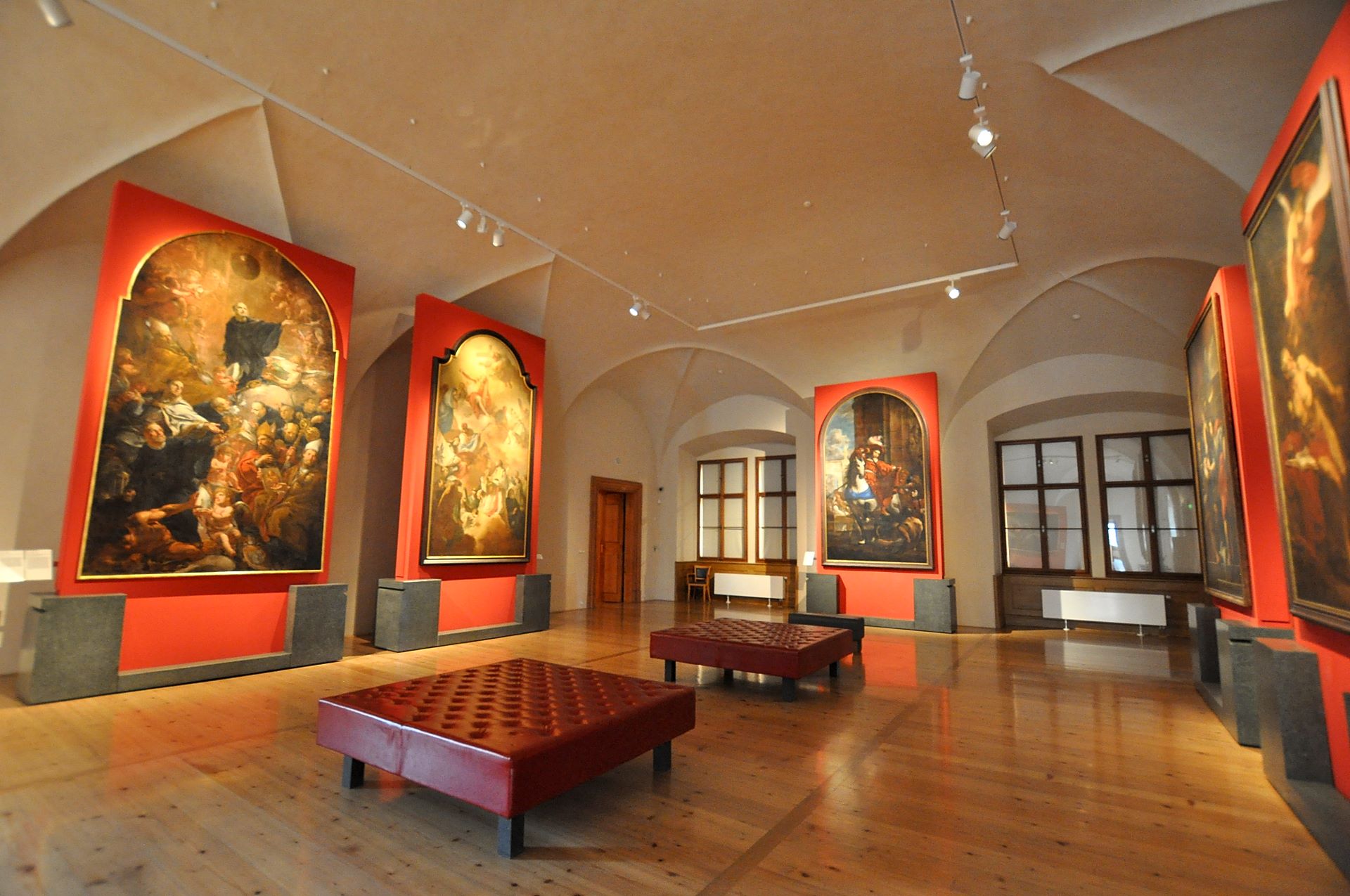 Räumlichkeiten und Kunstwerke in der Nationalgalerie Prag
