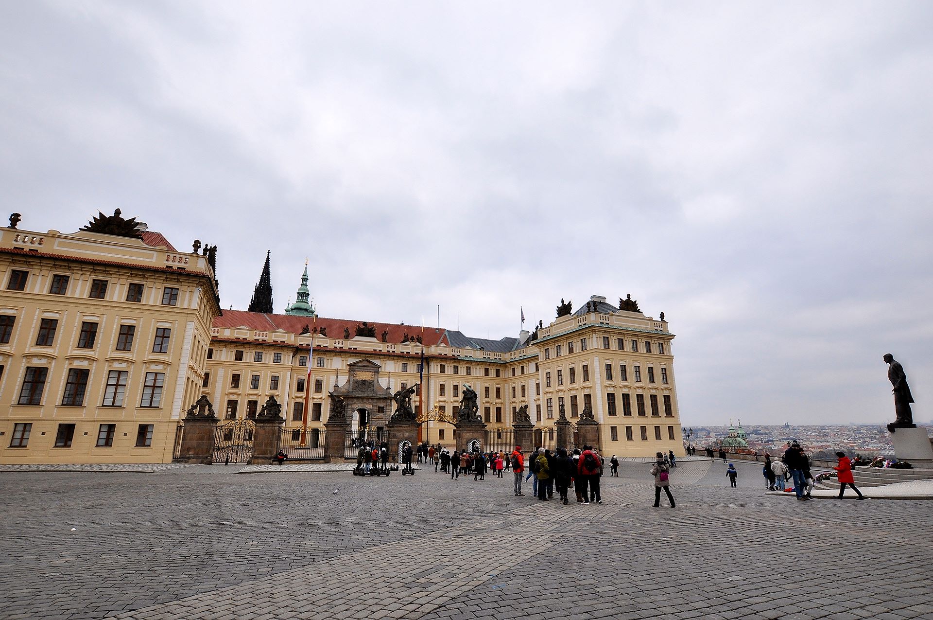 Vom Hradschin-Platz aus kommend betritt man die Prager Burg durch den Ehrenhof, gestaltet im 18. Jhdt.
