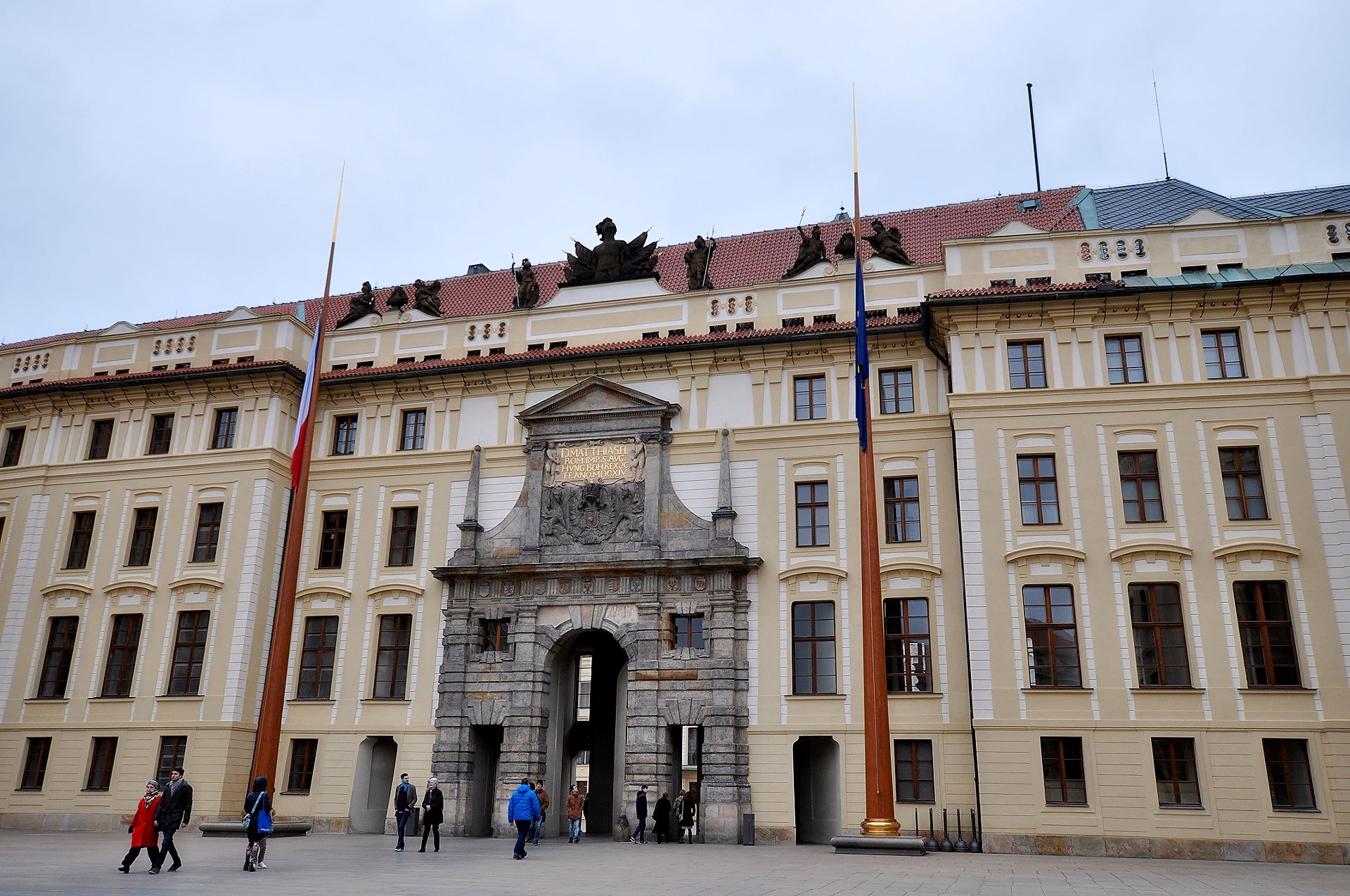 Vom Hradschin-Platz aus kommend betritt man die Prager Burg durch den Ehrenhof, gestaltet im 18. Jhdt.