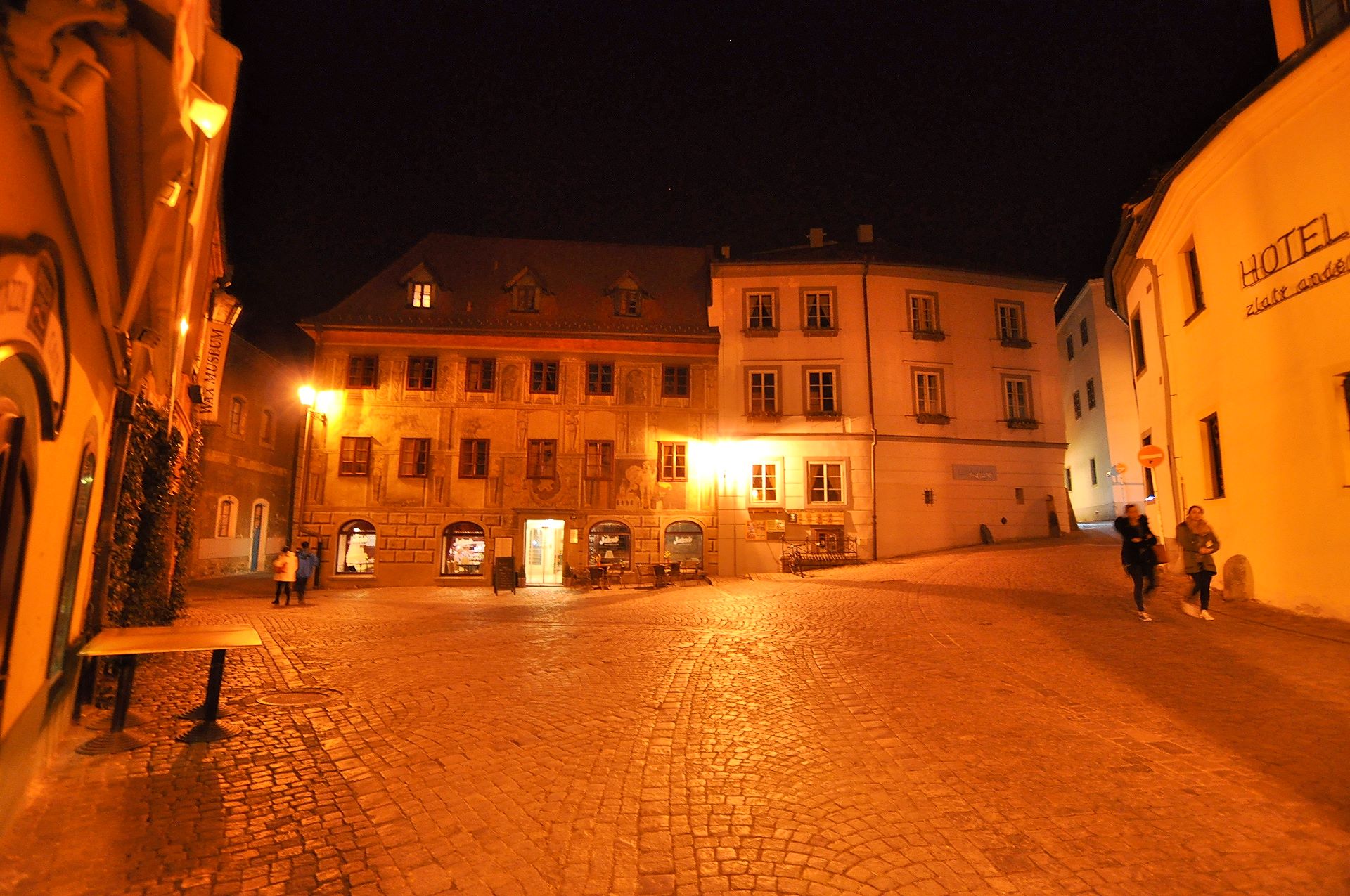 Unterwegs in der abendlich ruhigen Krumauer Altstadt
