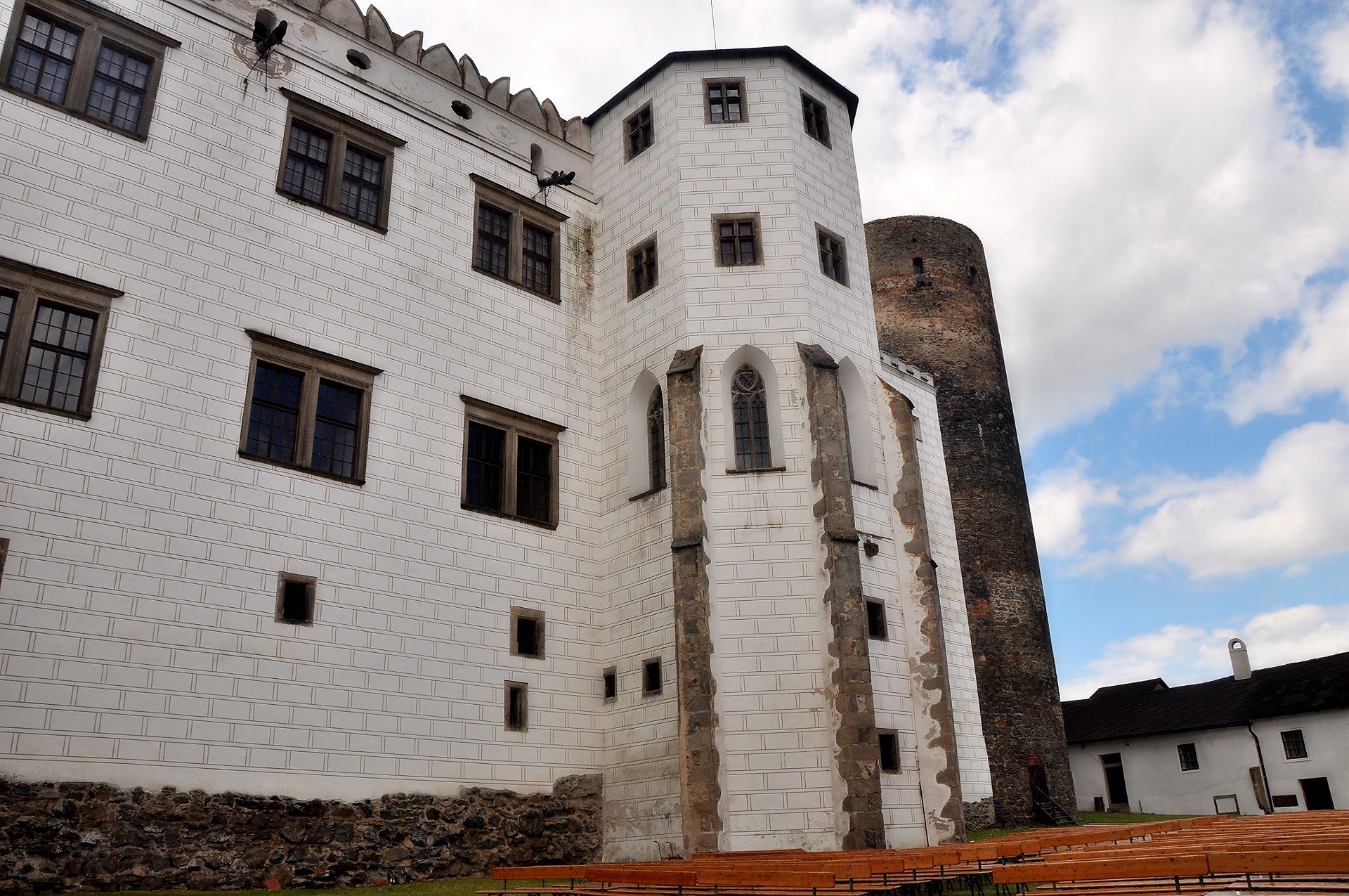 Die gotische Burg als Kern, teilweise adaptiert in der Renaissancezeit