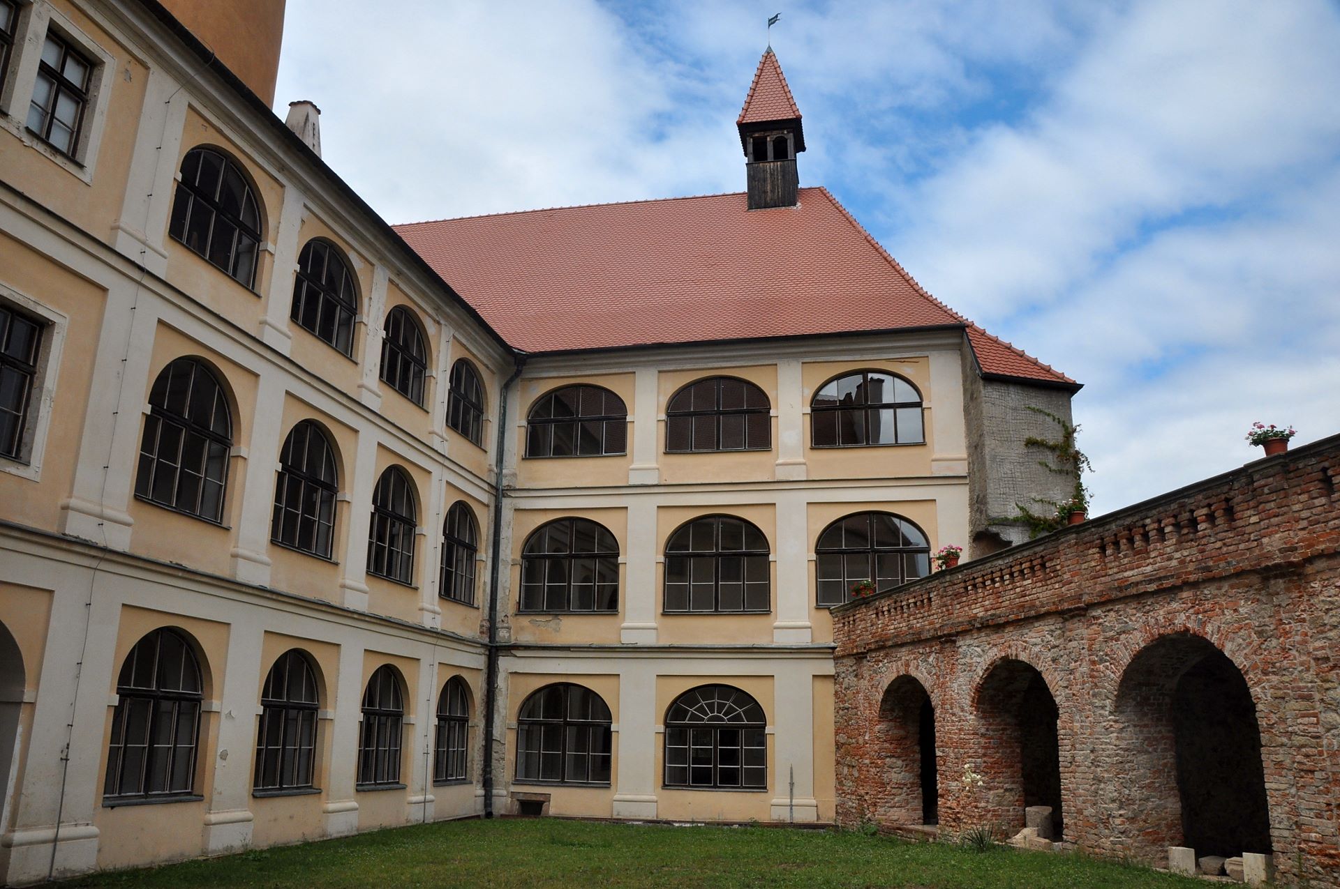 Burghof, das unterschiedlich gestaltete Fenster war einst das Portal zur Burgkapelle