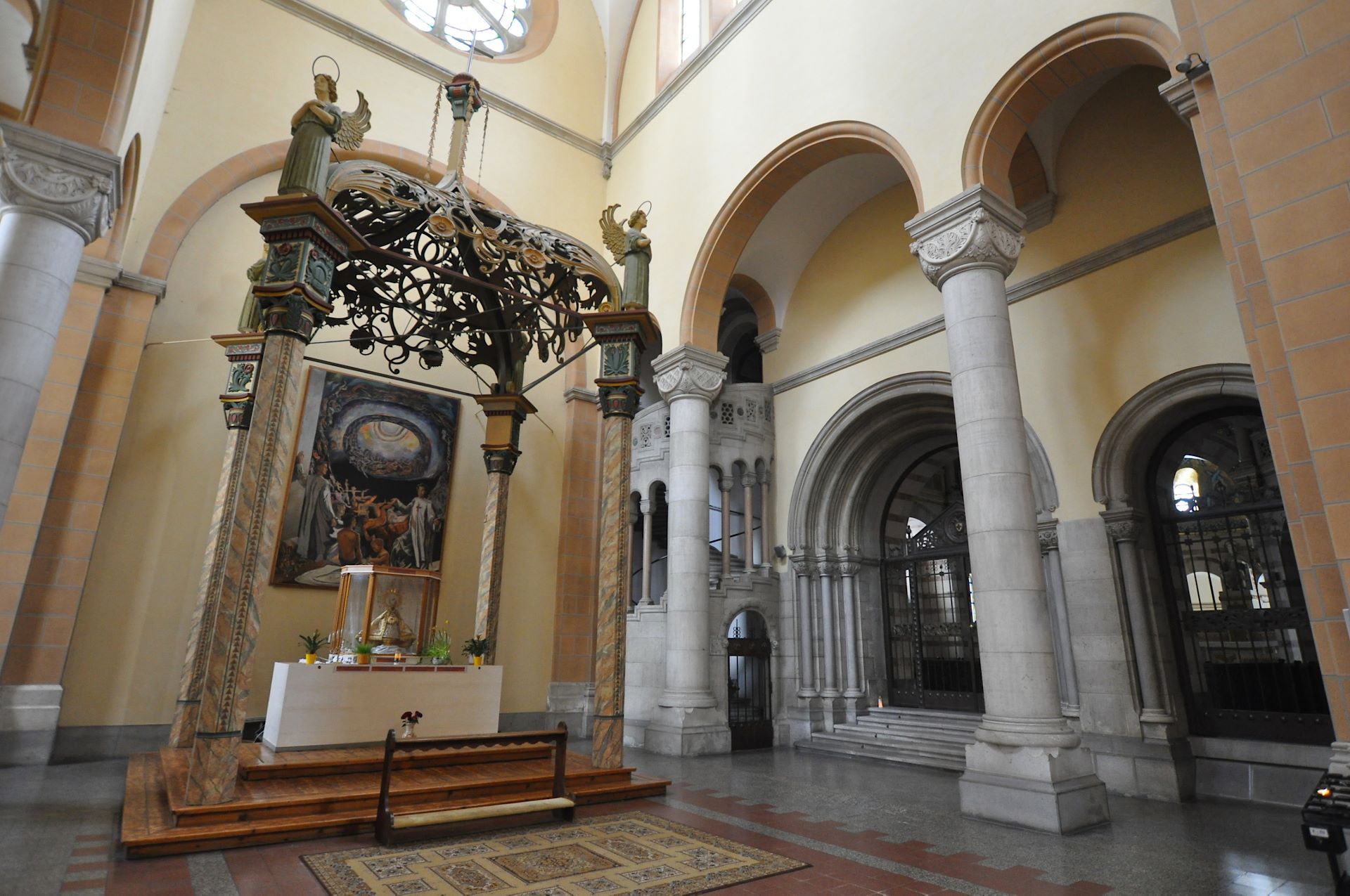 Franz-von-Assisi-Kirche, Seitenaltar und Zugang zur Elisabethkapelle