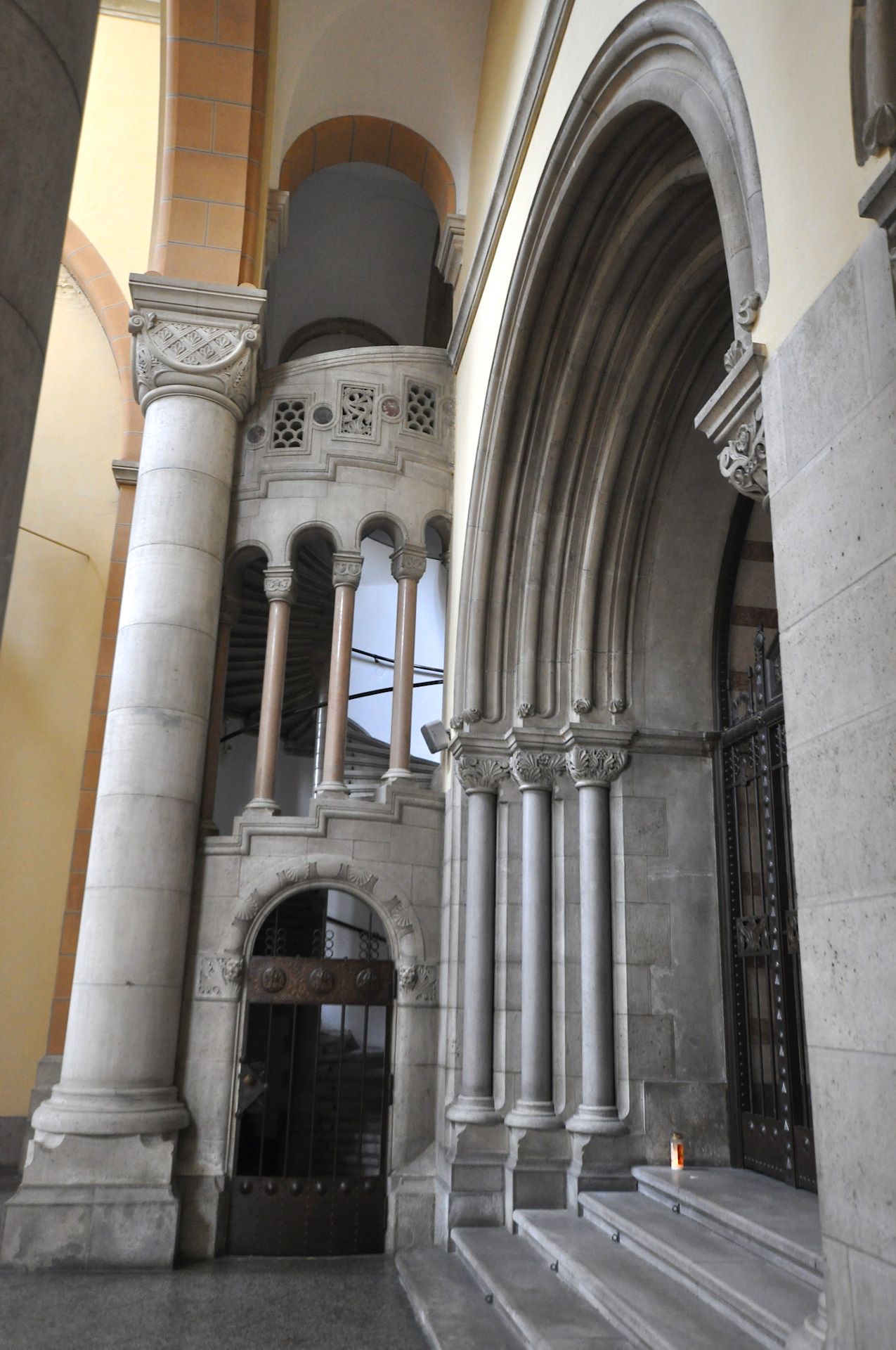 Franz-von-Assisi-Kirche, Wendeltreppe zur Empore der Elisabethkapelle