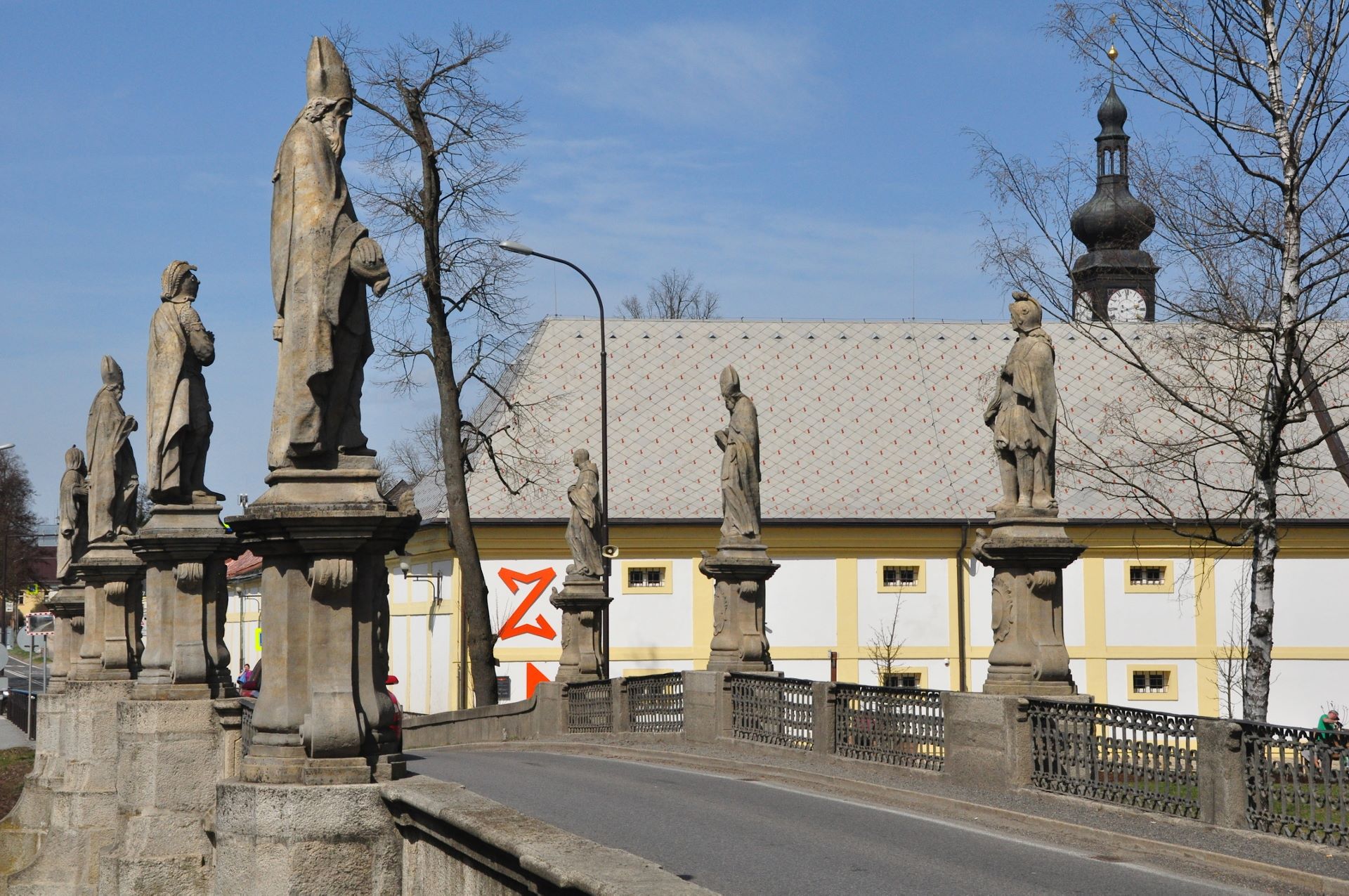 Die barock Brücke vor dem ehemaligen Kloster