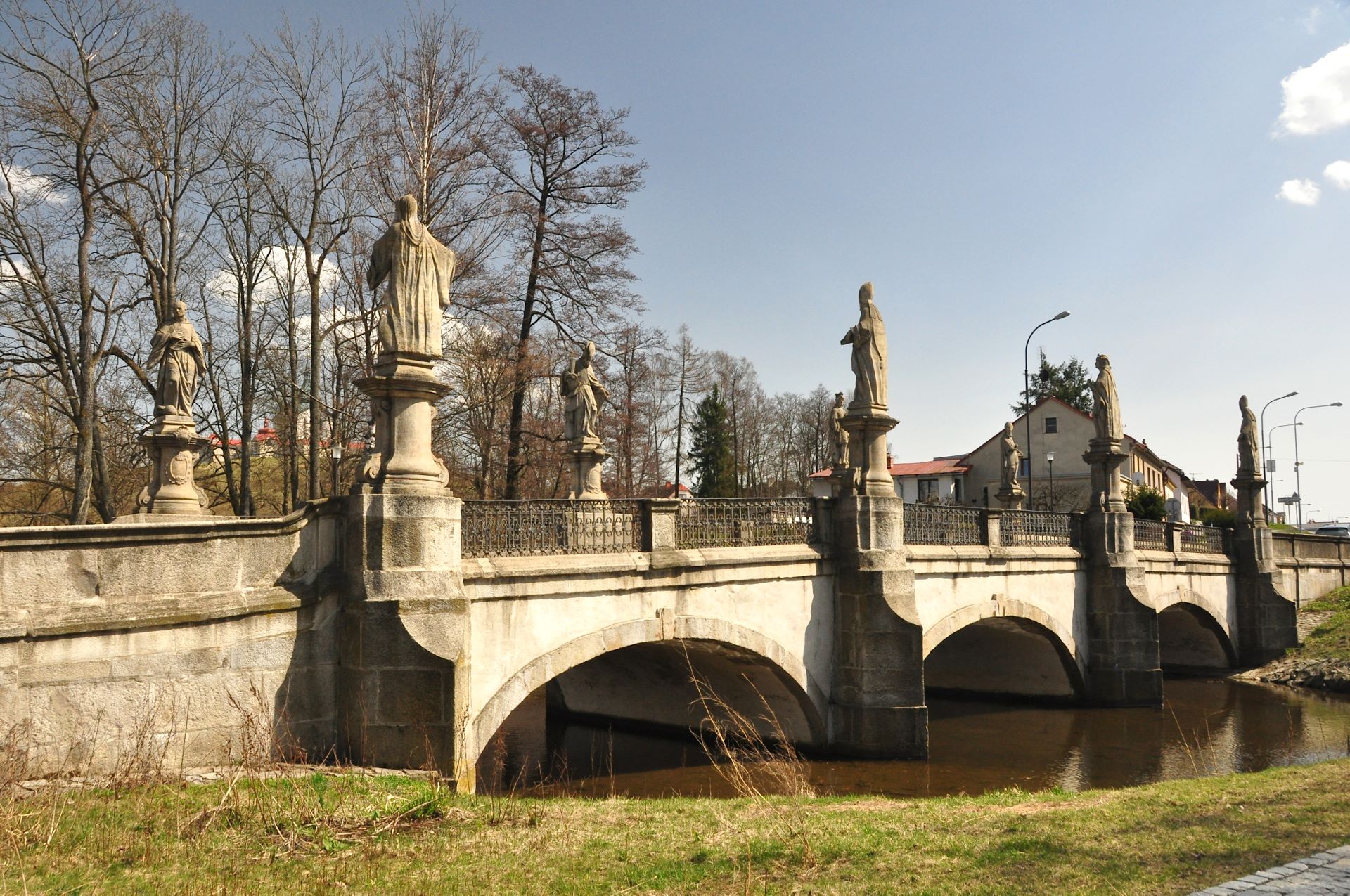 Die barock Brücke vor dem ehemaligen Kloster