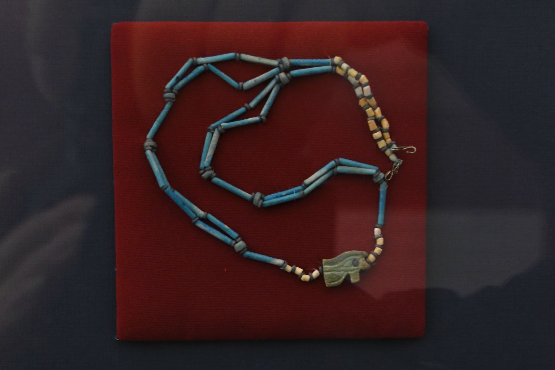 Halskette mit Amulett Udjat-Auge (Spätzeit 26. Dynastie oder Ptolemäisch, ca. 4. Jhdt.v.Chr.)