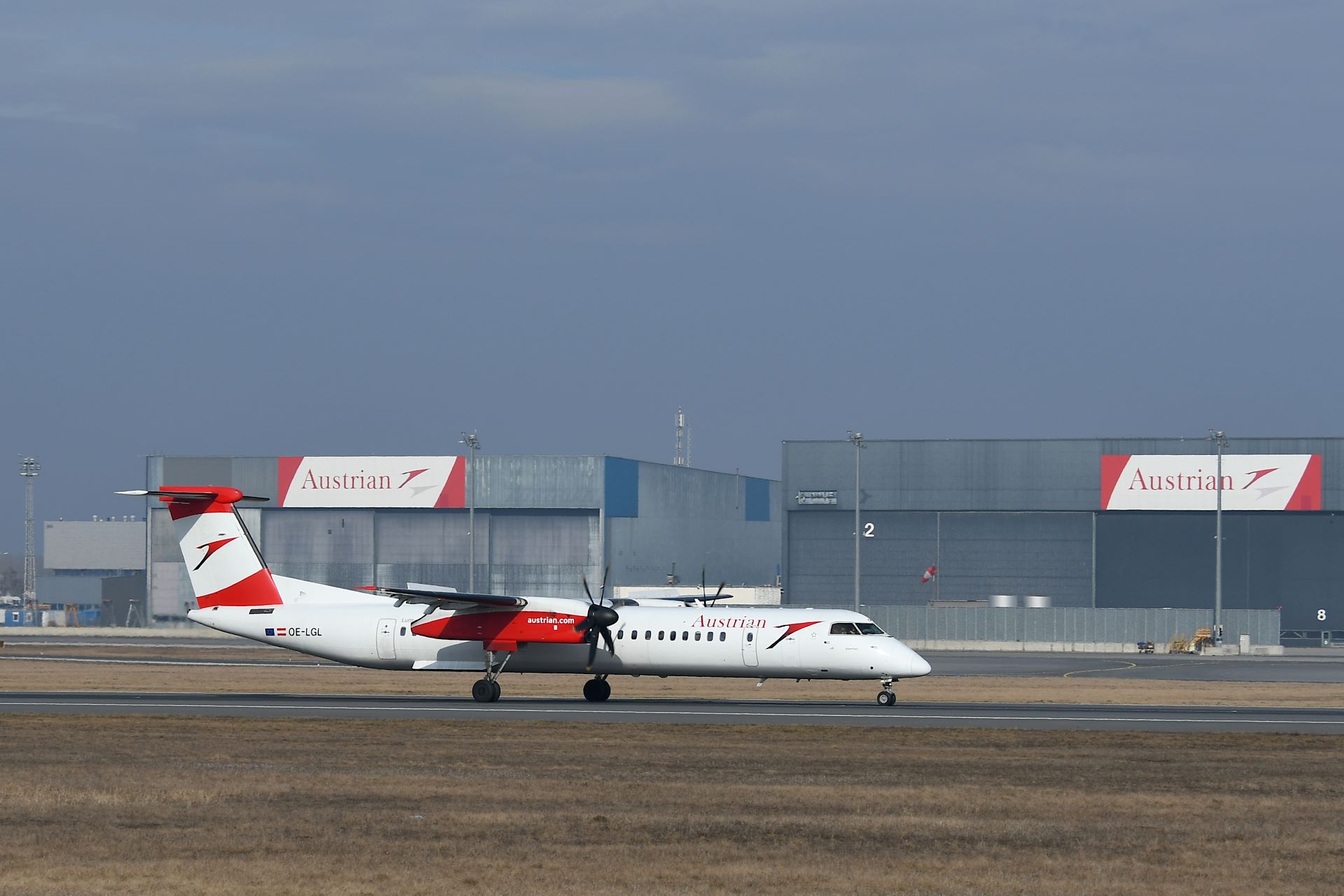 LOWW - Vienna (VIE) - Austrian Airlines - Bombardier DHC-8-402 Q400 OE-LGL