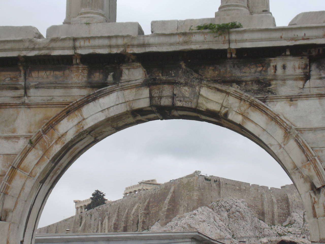 Athen, Blick durch das Hadrianstor zur Akropolis