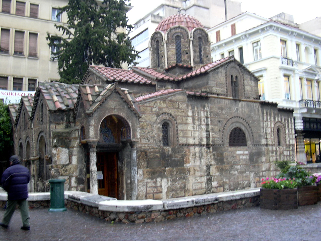 Athen, die Kapnikarea-Kirche mitten in der Ermou Strasse