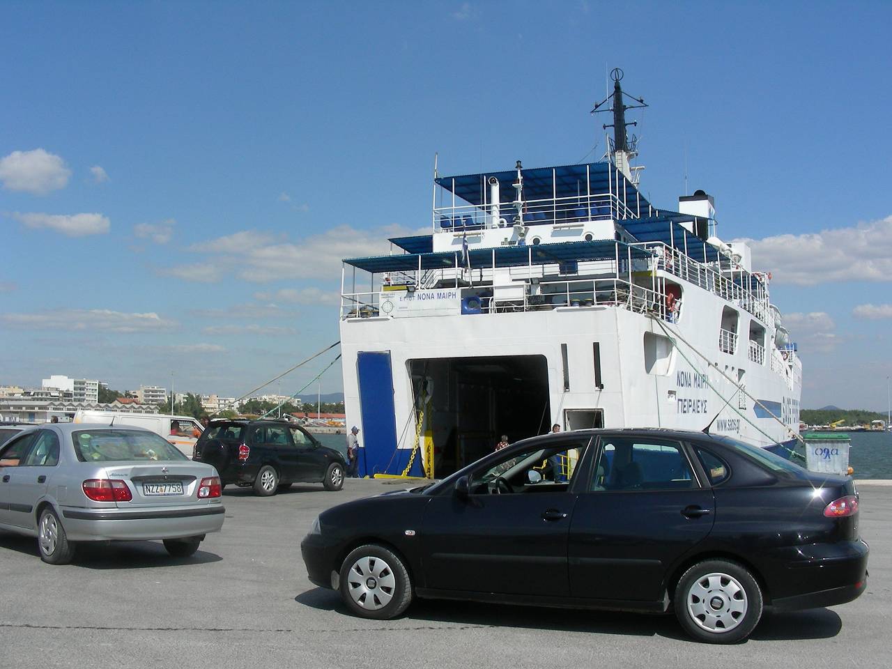 Mietauto steht im Hafen von Alexandroupolis bereit zur Fahrt auf die Faehre nach Samothraki