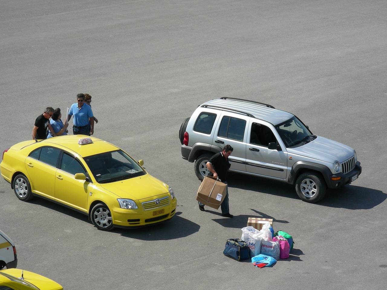 Reisende mit Gepäck im Hafen von Alexandroupolis