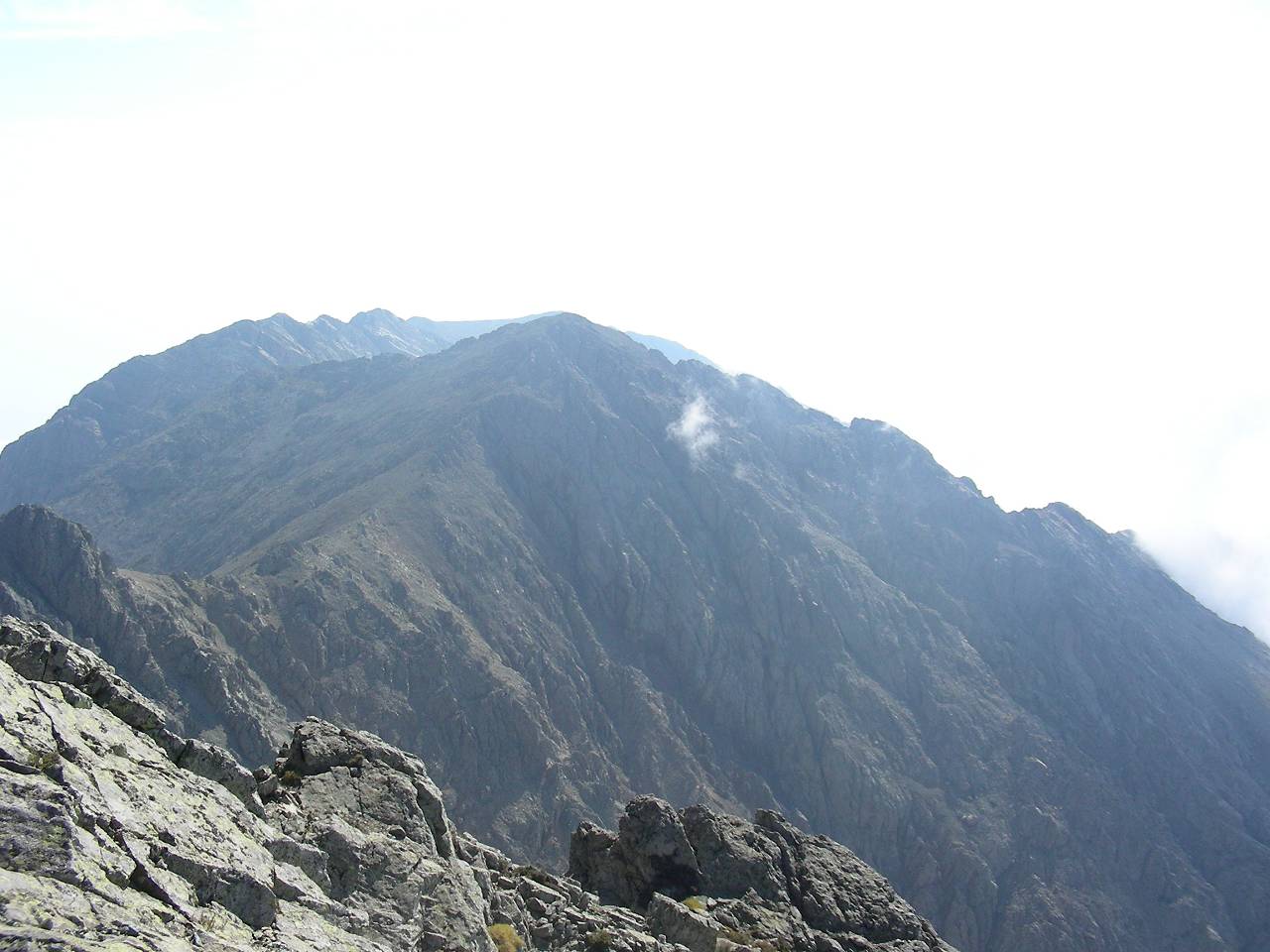 Gipfelgrat des Fengari (1634m)