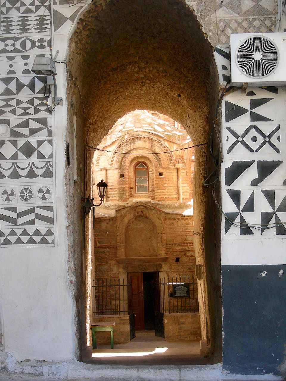 Zugang zur Kirche von der Platia in Pyrgi