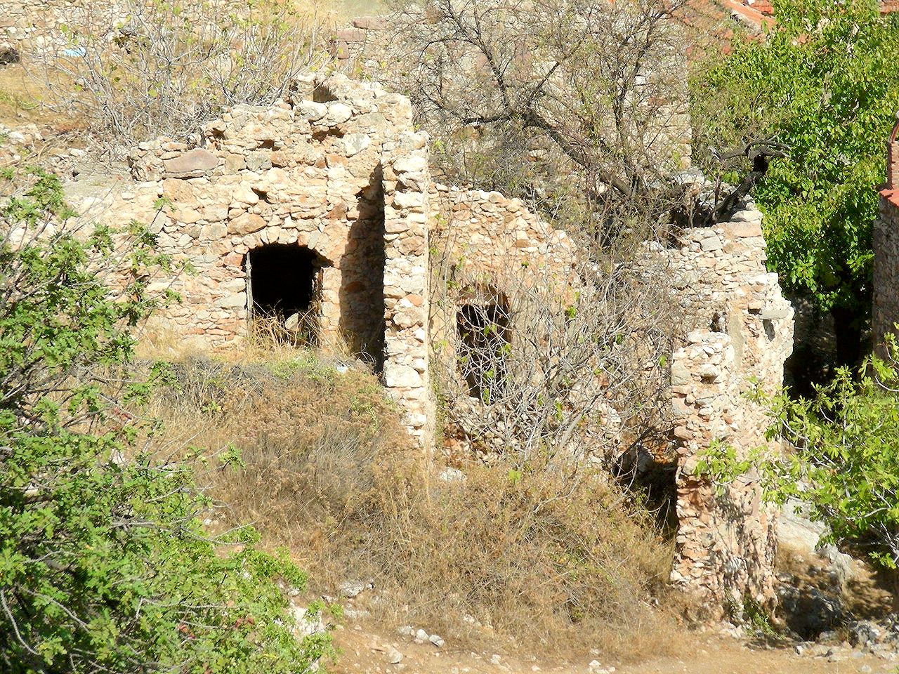 Ruinen des Dorf Spilia oberhalb Kardamylas