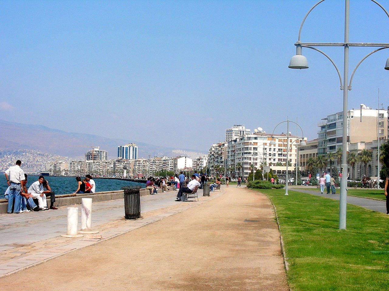 Die modernen Uferpromenade