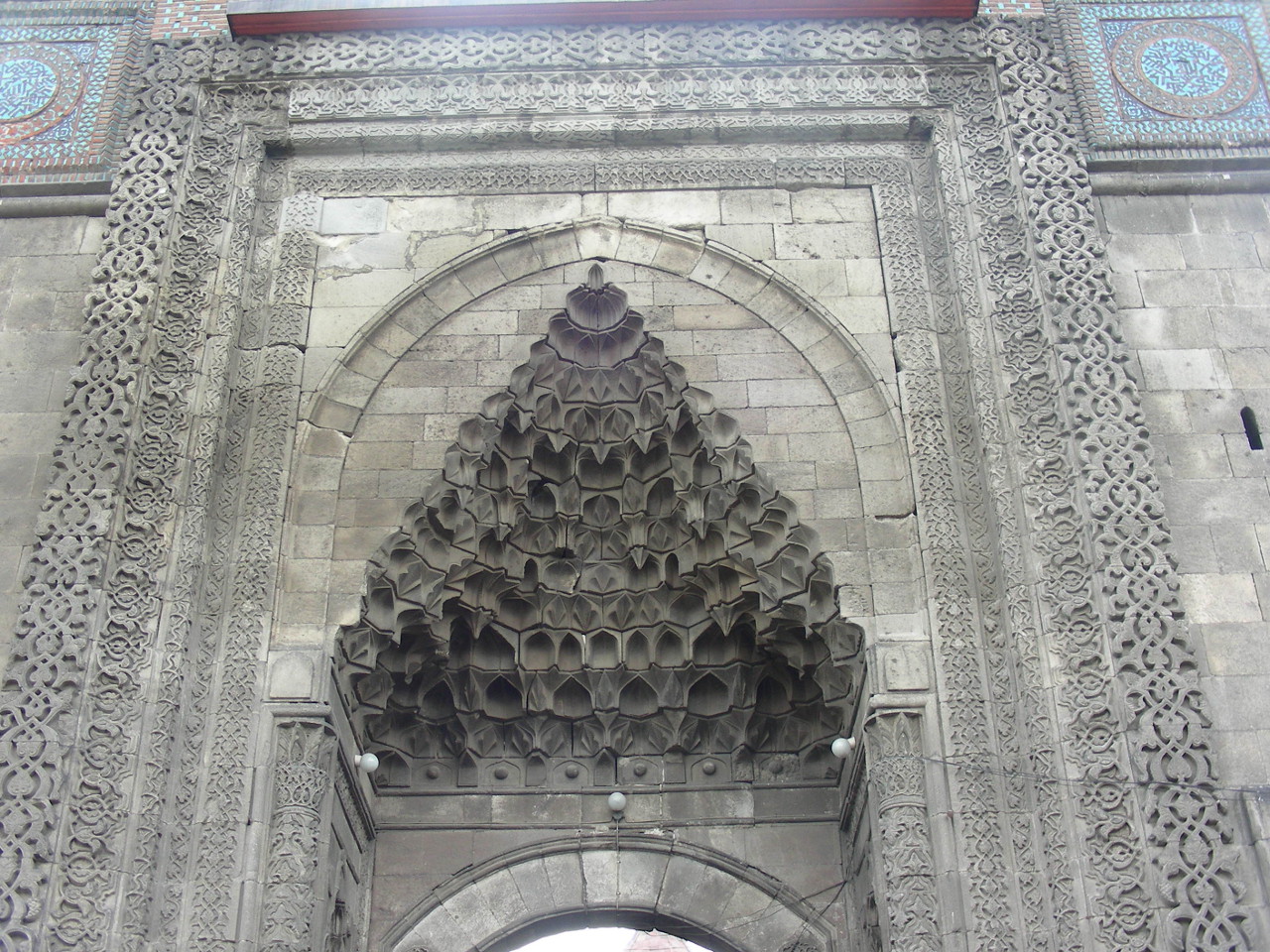 Hauptportal der Çifte Minareli Medrese