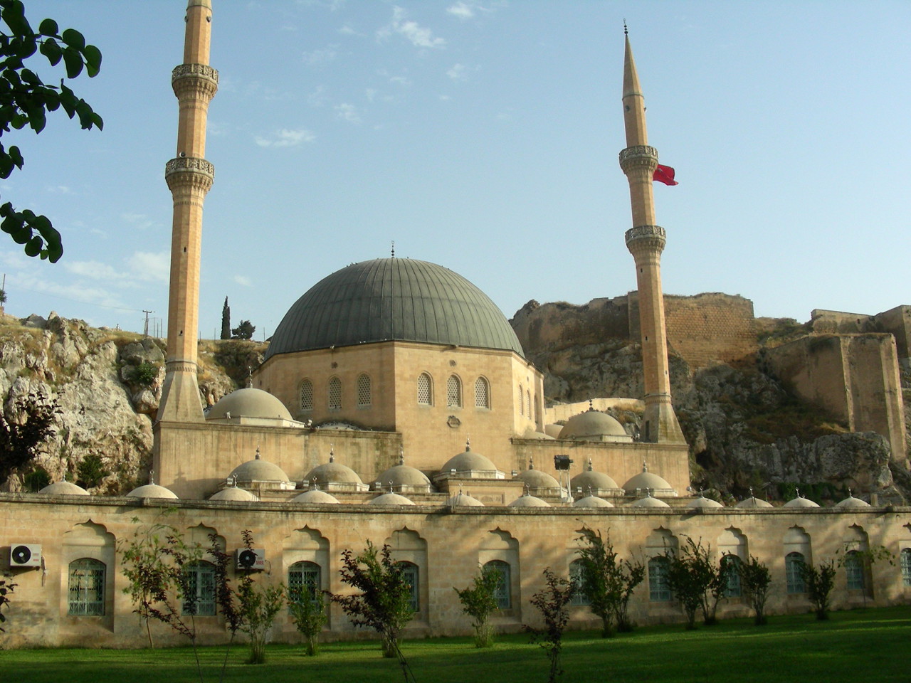 Urfa, vorne Große Moschee, hinten Zitadelle