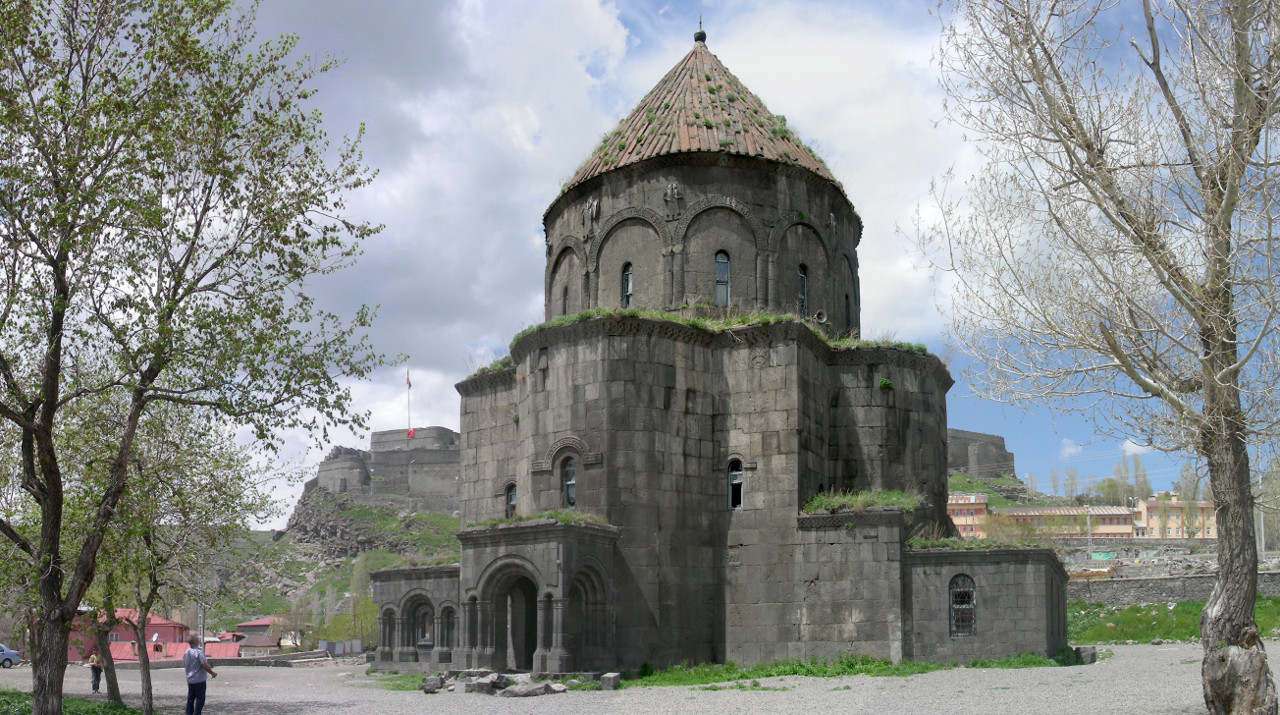 Ehemalige Kathedrale von Kars, Kirche der Apostel, hinten die Zitadelle