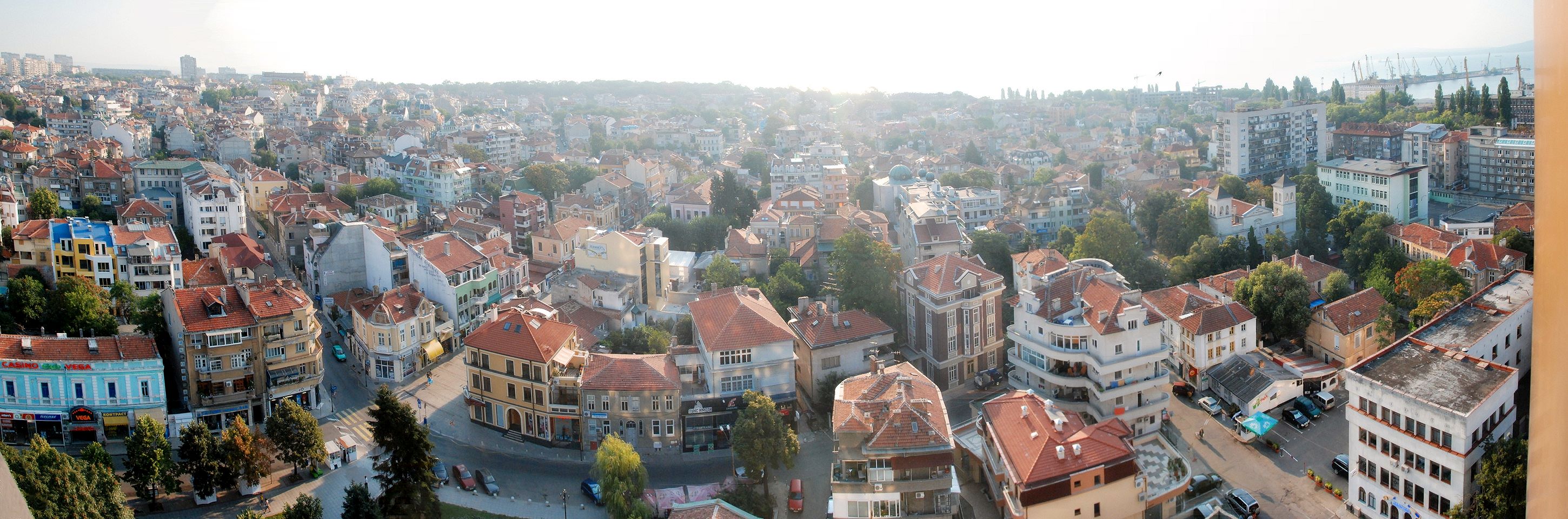 Burgas, Blick aus dem Hotel über die Stadt zum Meer