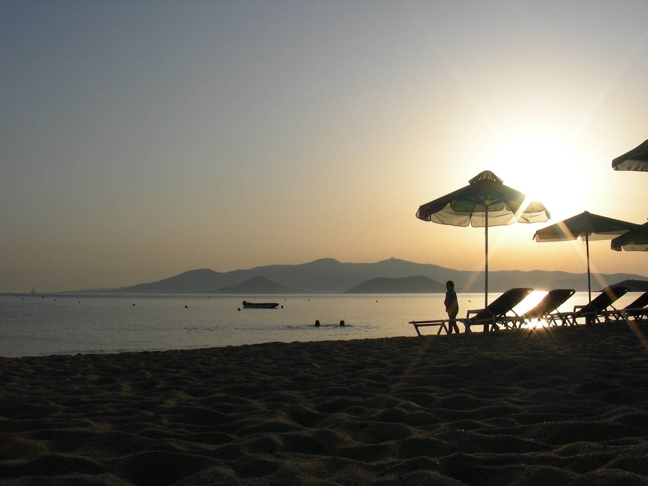 Abendstimmung am schönen Sandstrand von Agios Prokopies