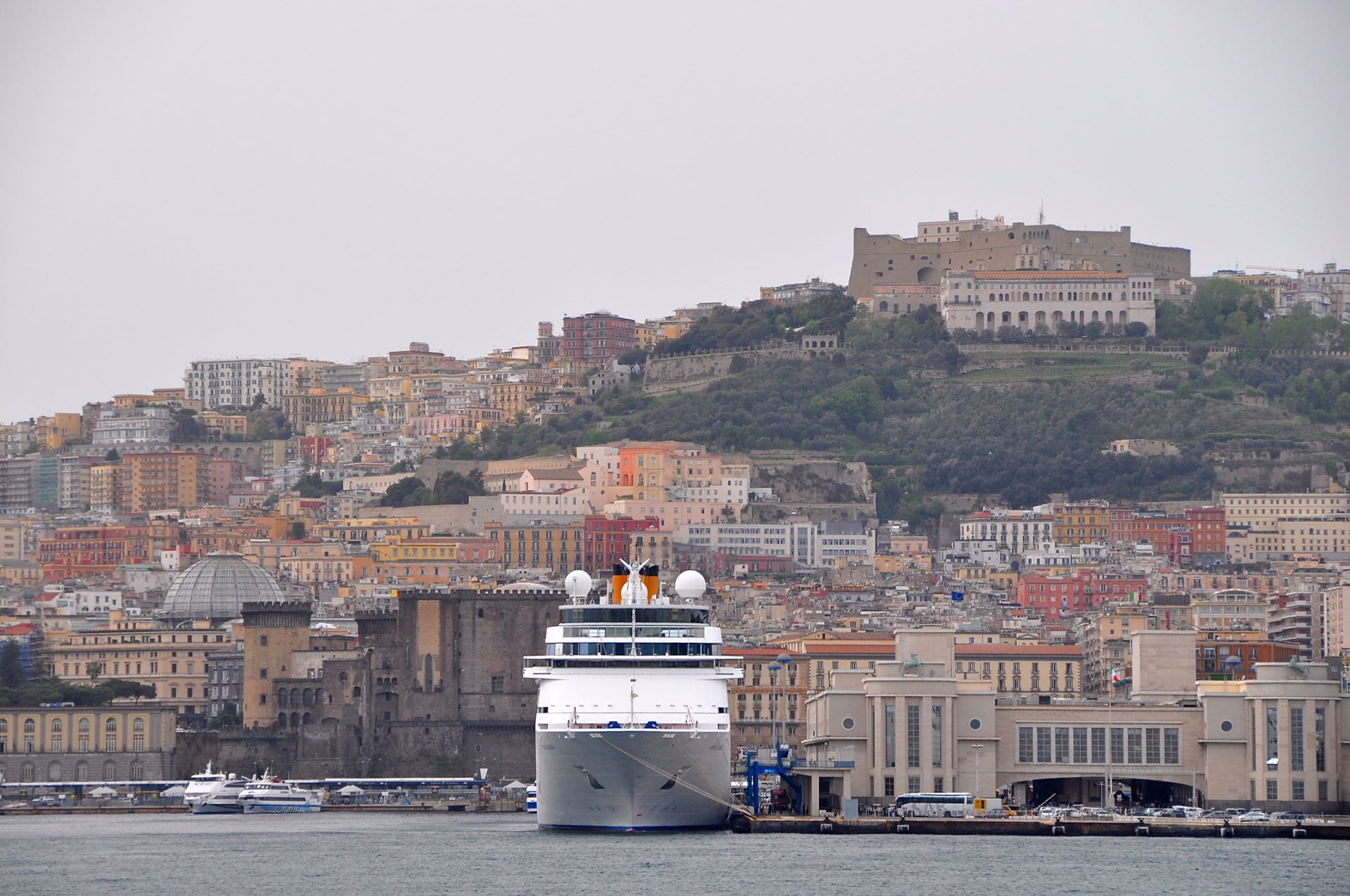 Hafen von Neapel mit Castello Nuovo, darüber Castel Sant’Elmo