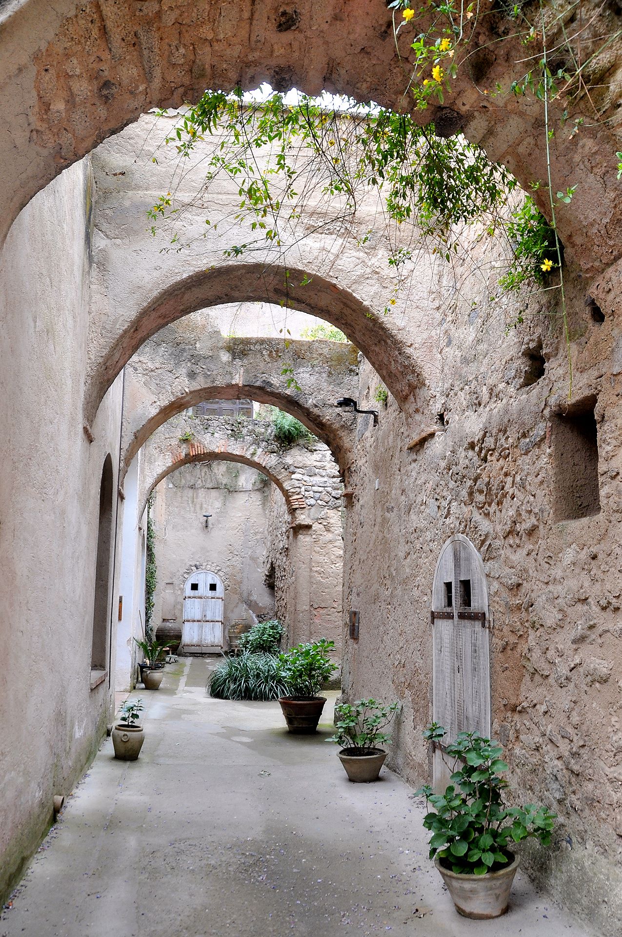 Reste des Klarissenklosters im Castello Aragonese