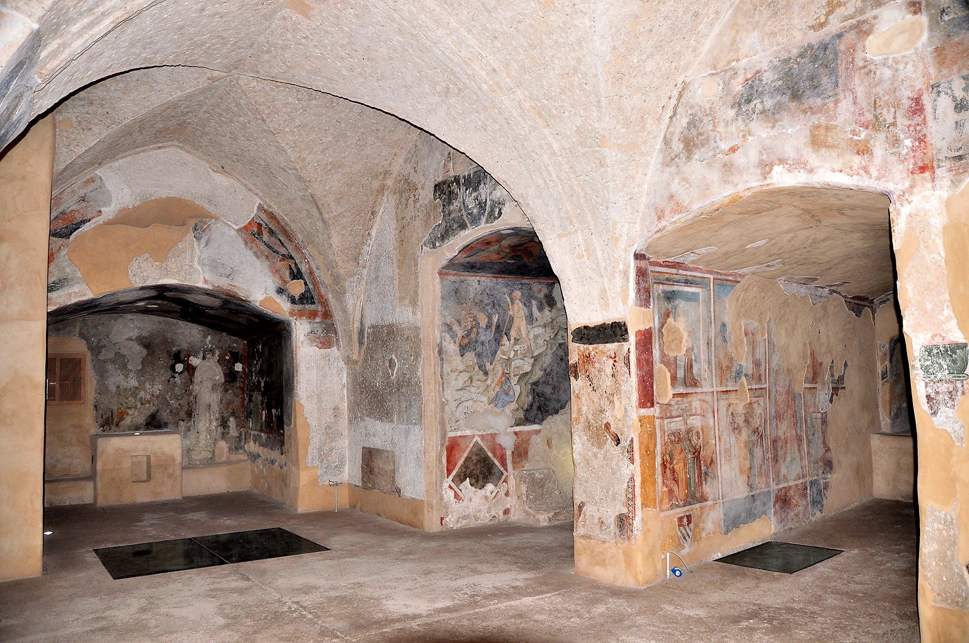 Krypta unter der Kathedrale im Castello Aragonese mit Fresken aus der Schule Giottos